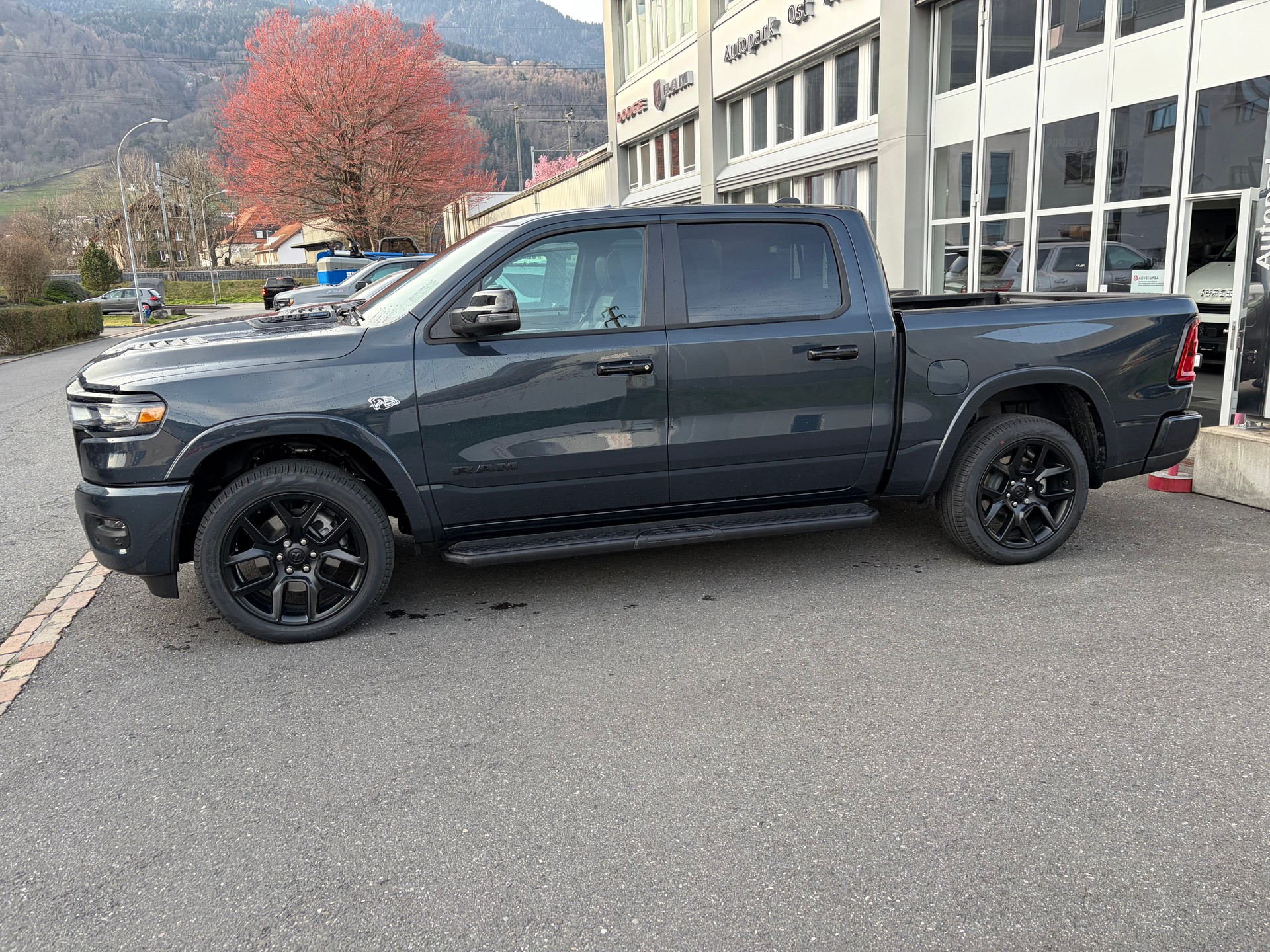 DODGE Ram 1500 Laramie Crew Cab Night V8 4WD MY26-image-2