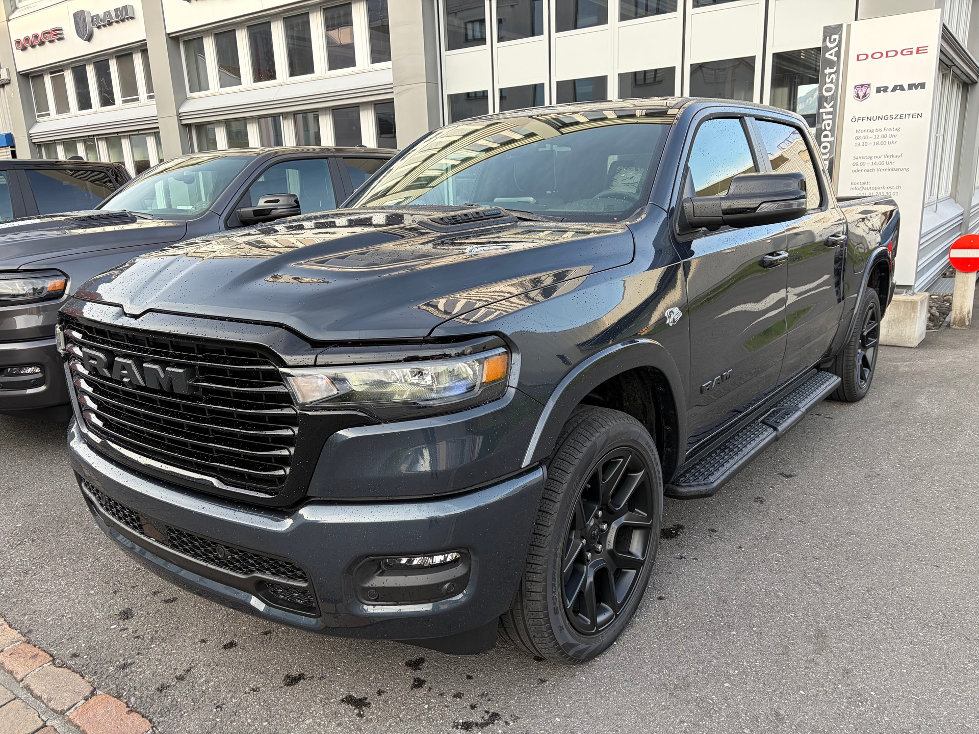 DODGE Ram 1500 Laramie Crew Cab Night V8 4WD MY26