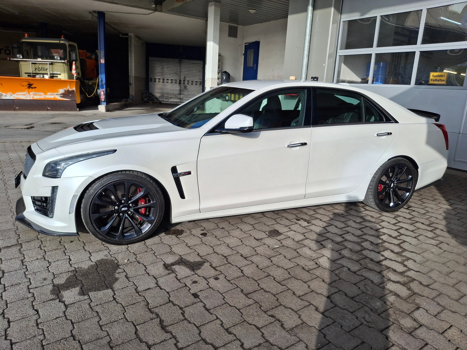 CADILLAC CTS-V Sedan 6.2 Supercharged Automatic-image-4