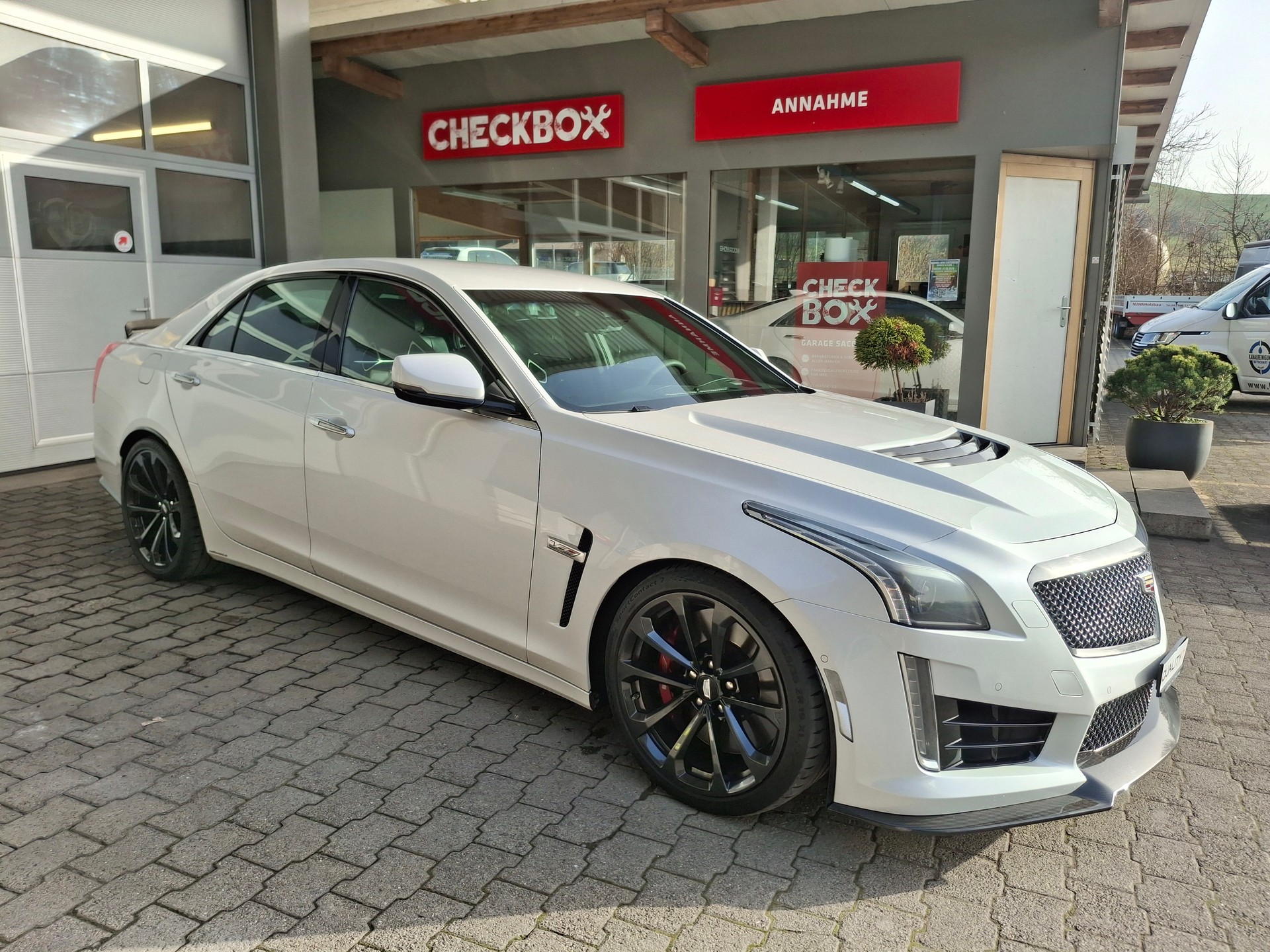 CADILLAC CTS-V Sedan 6.2 Supercharged Automatic-image-2