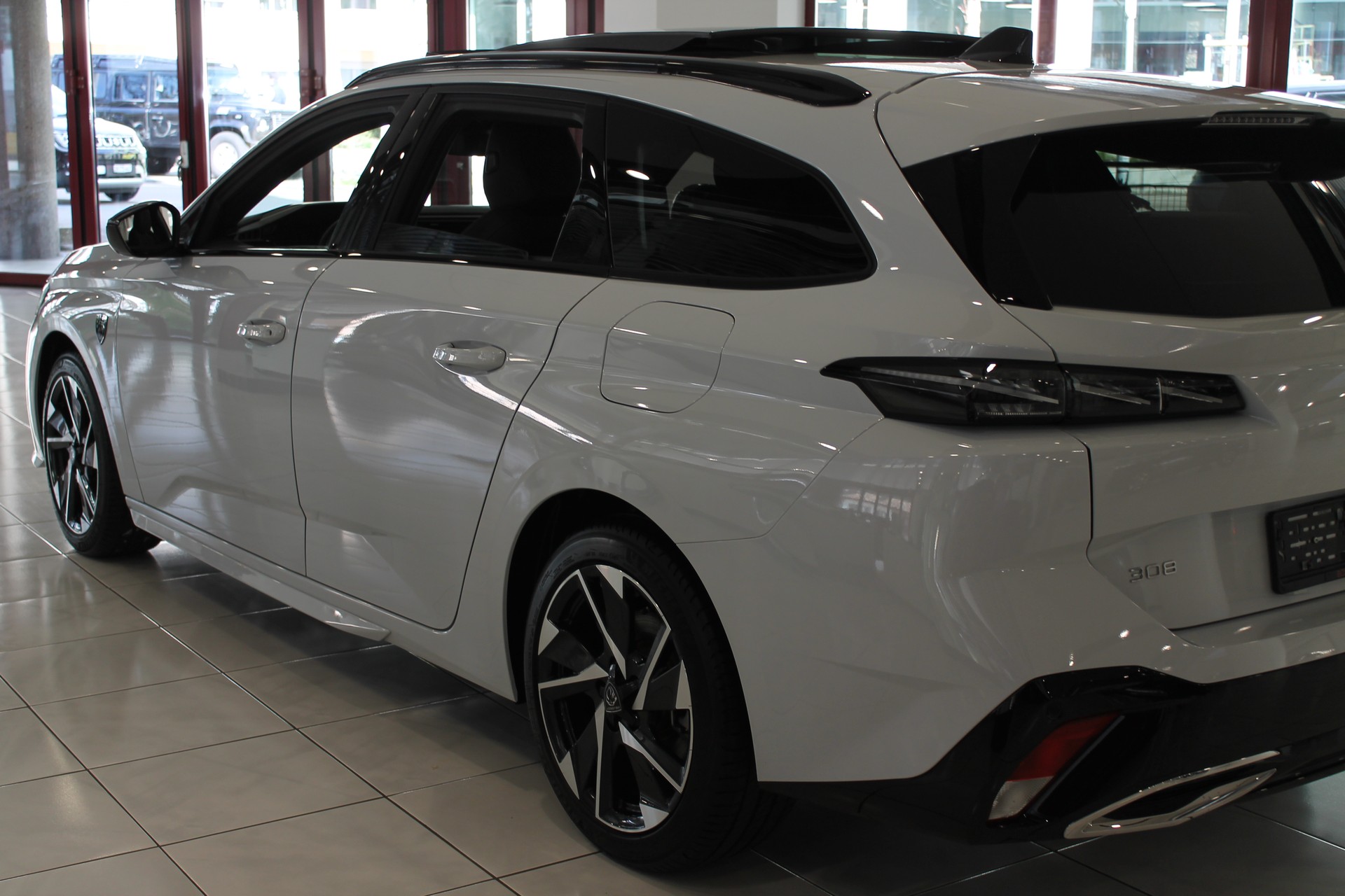 PEUGEOT 308 SW 1.6 PHEV 180 GT-image-4