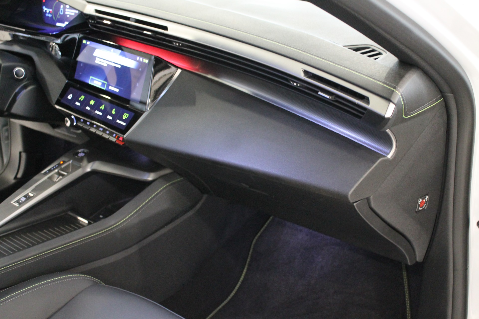 PEUGEOT 308 SW 1.6 PHEV 180 GT-image-8