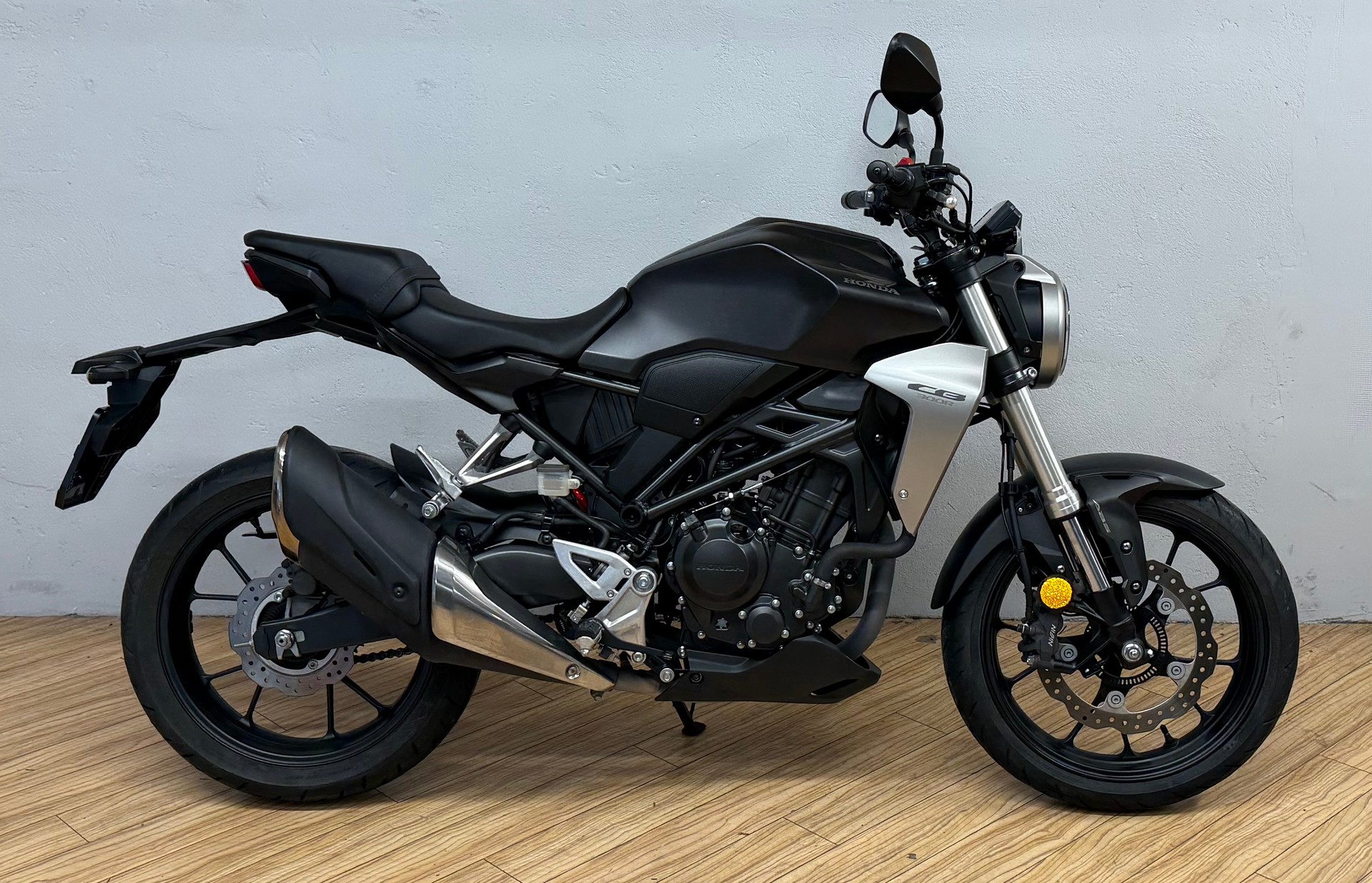 HONDA CB 300 R-showroom-element-1