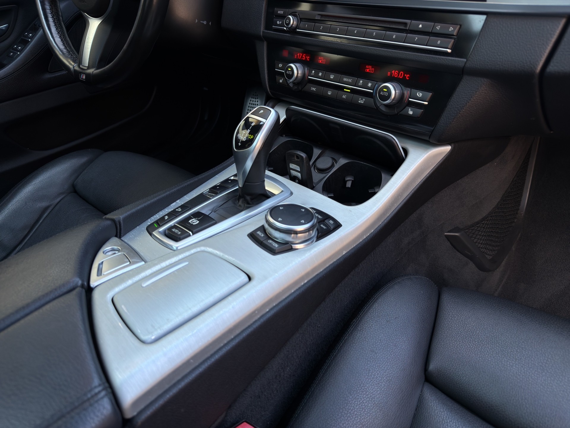 BMW 530d Touring xDrive Luxury Line Steptronic-image-16