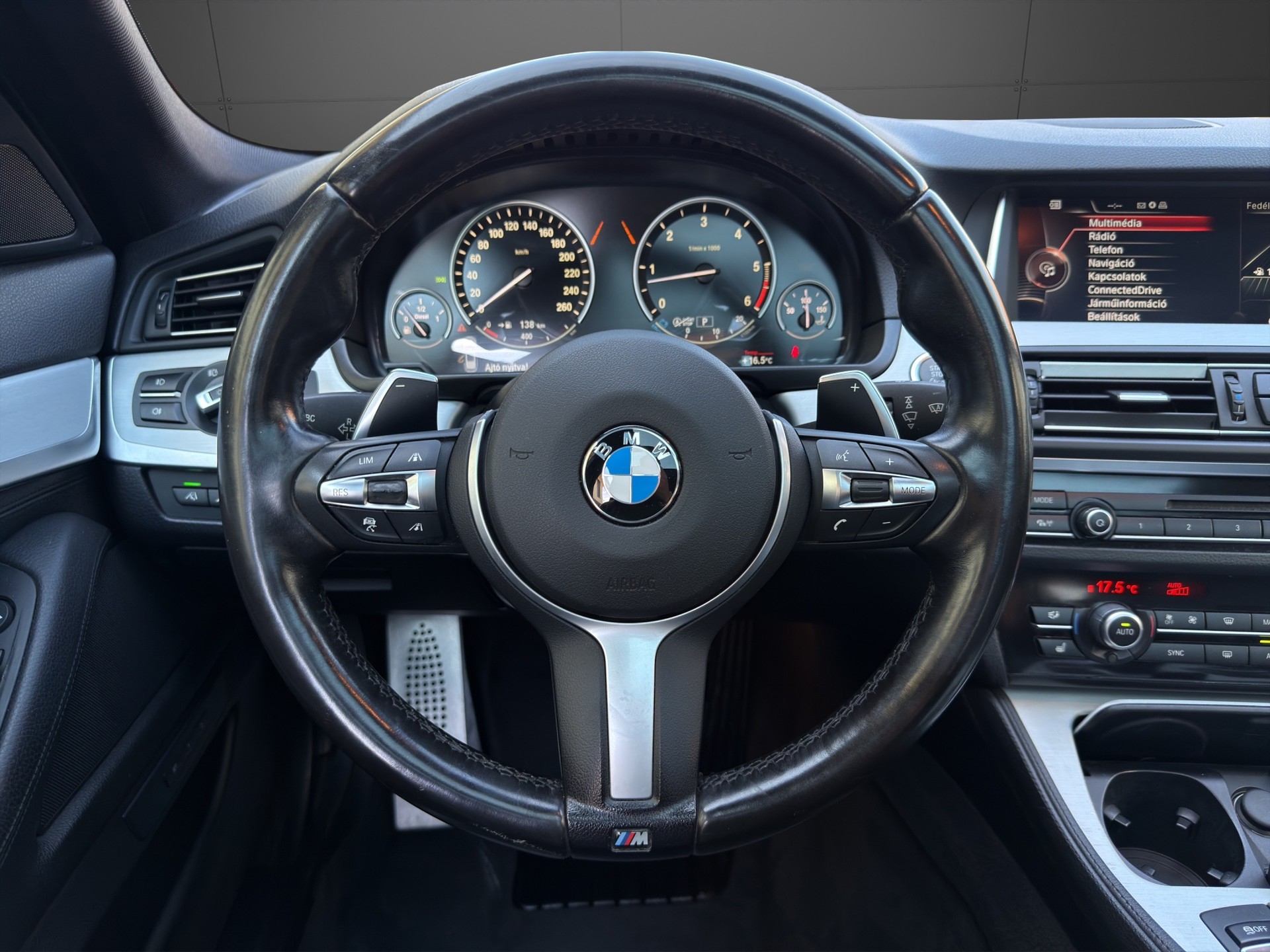 BMW 530d Touring xDrive Luxury Line Steptronic-image-14