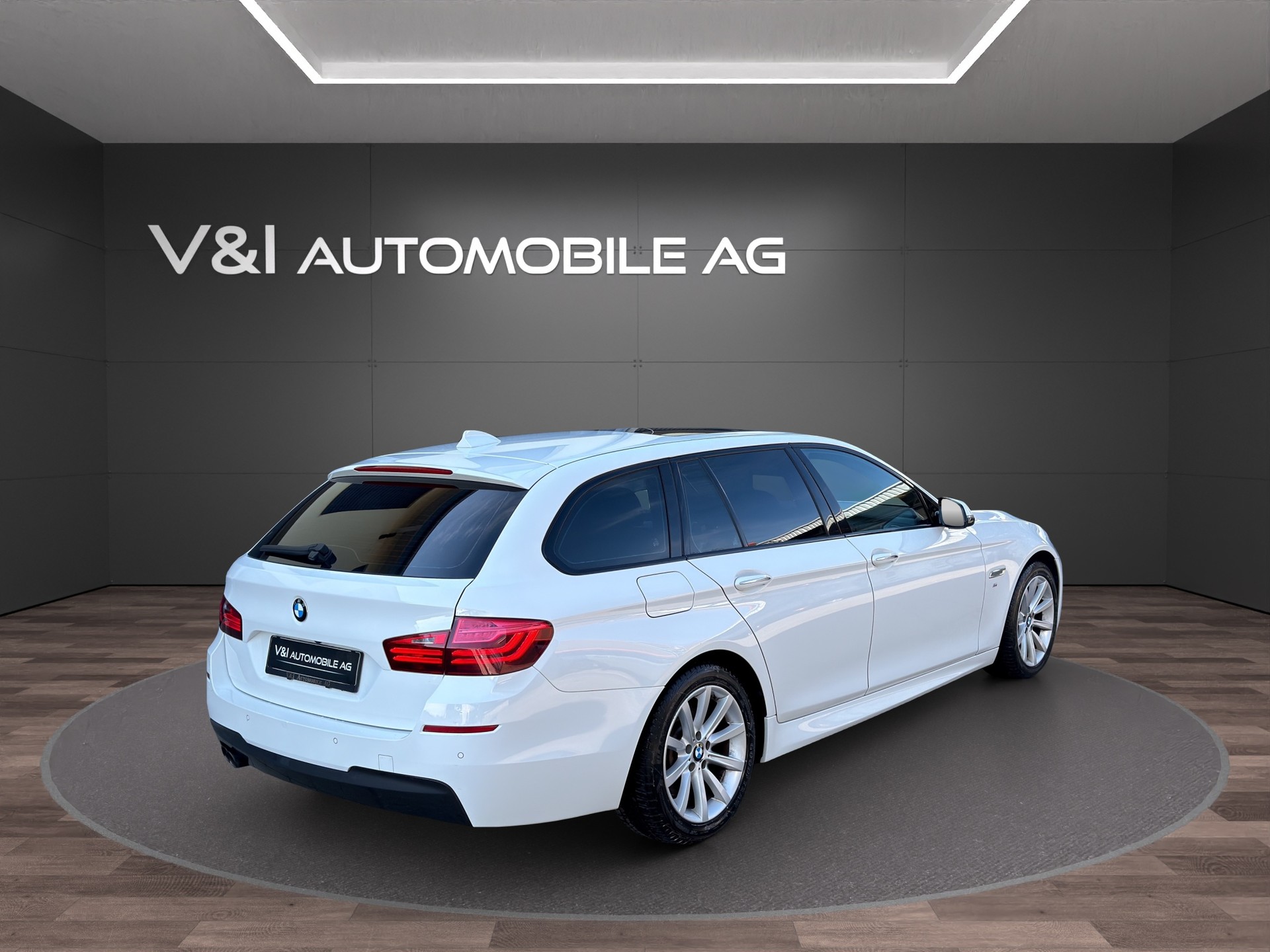 BMW 530d Touring xDrive Luxury Line Steptronic-image-4