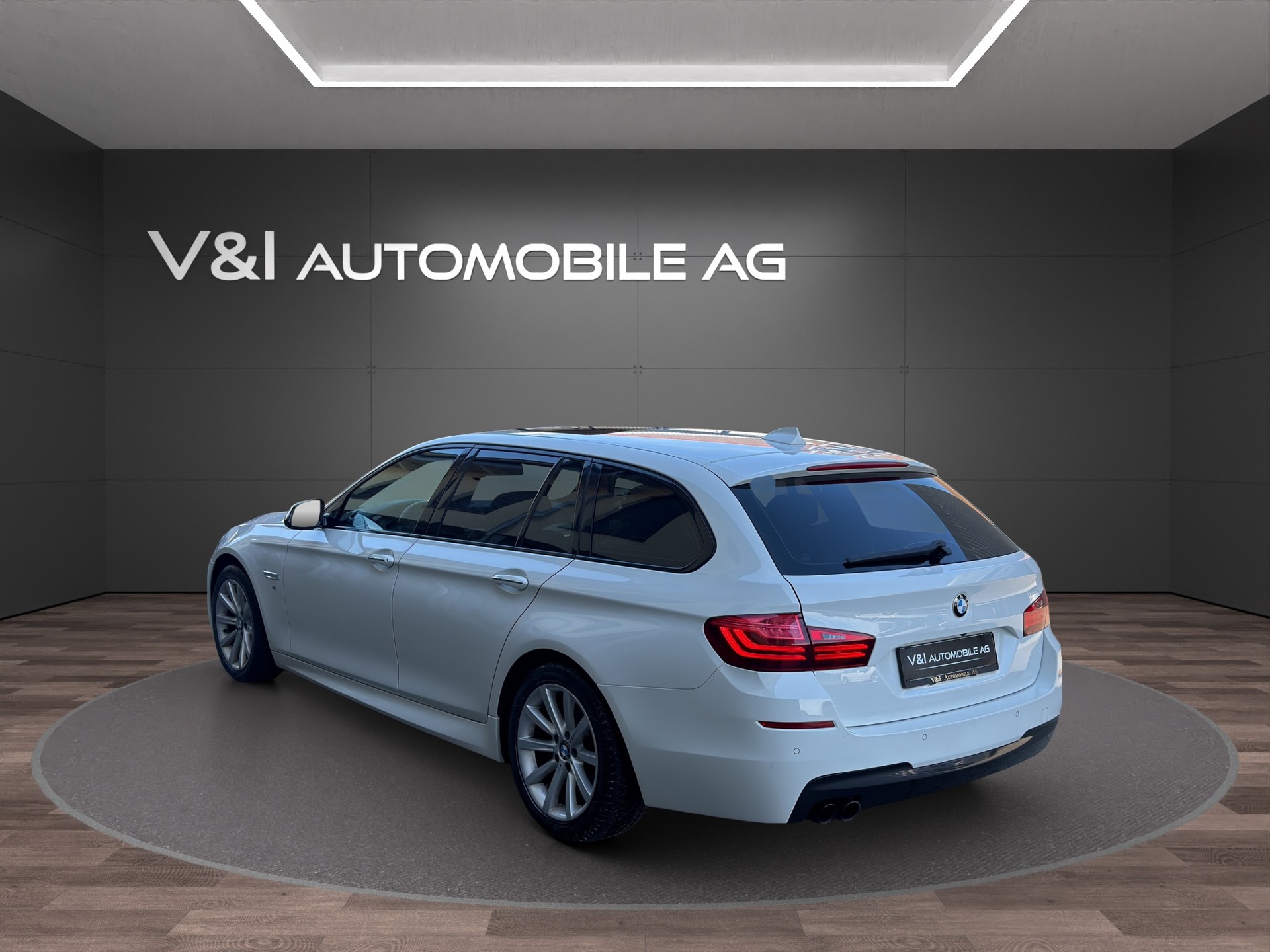 BMW 530d Touring xDrive Luxury Line Steptronic-image-3