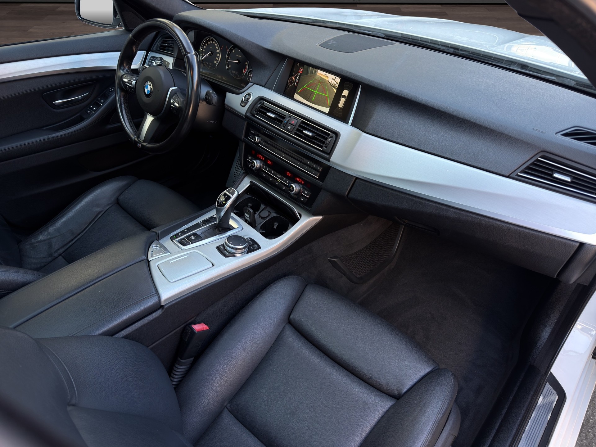 BMW 530d Touring xDrive Luxury Line Steptronic-image-17