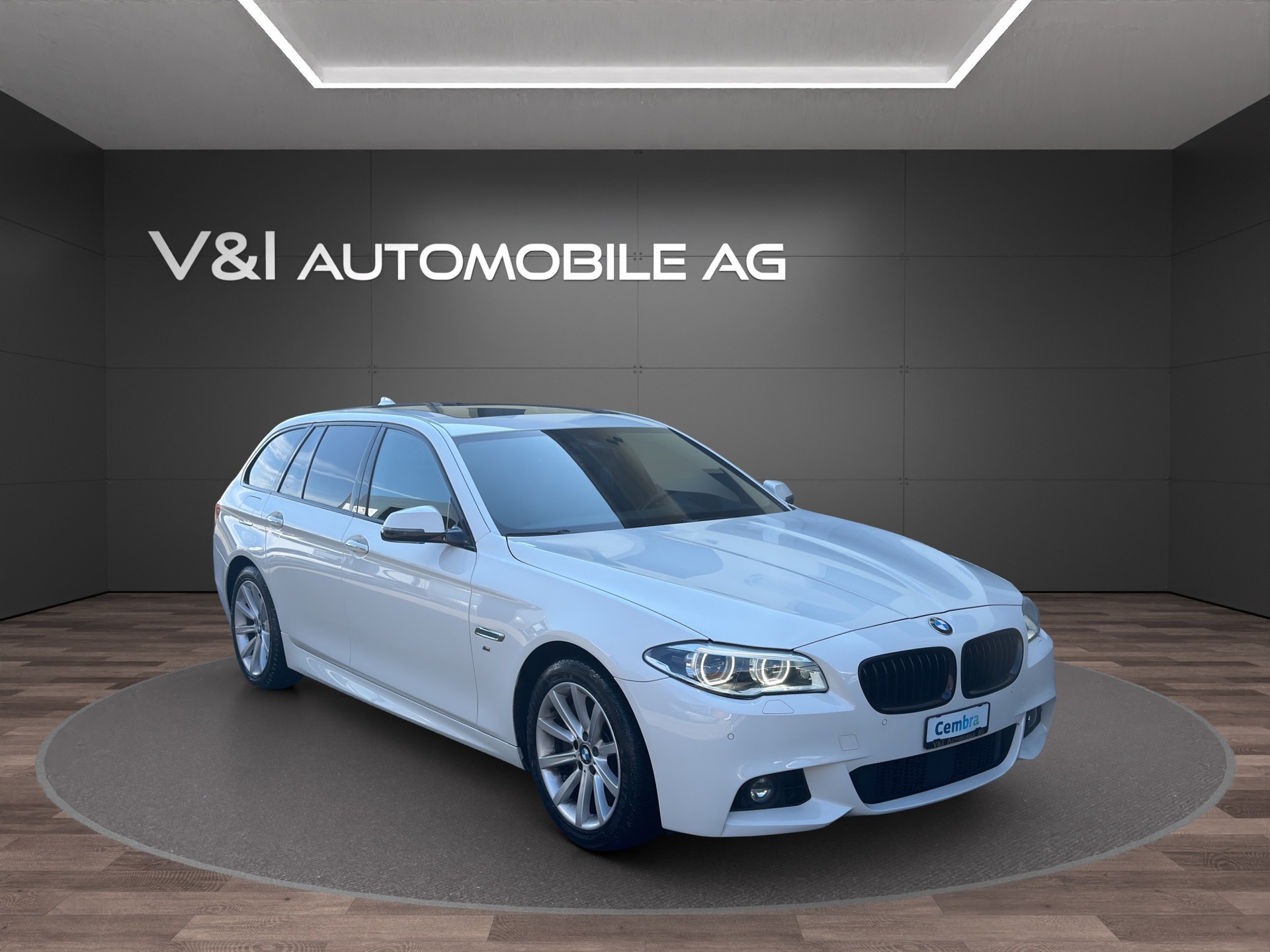 BMW 530d Touring xDrive Luxury Line Steptronic-image-1