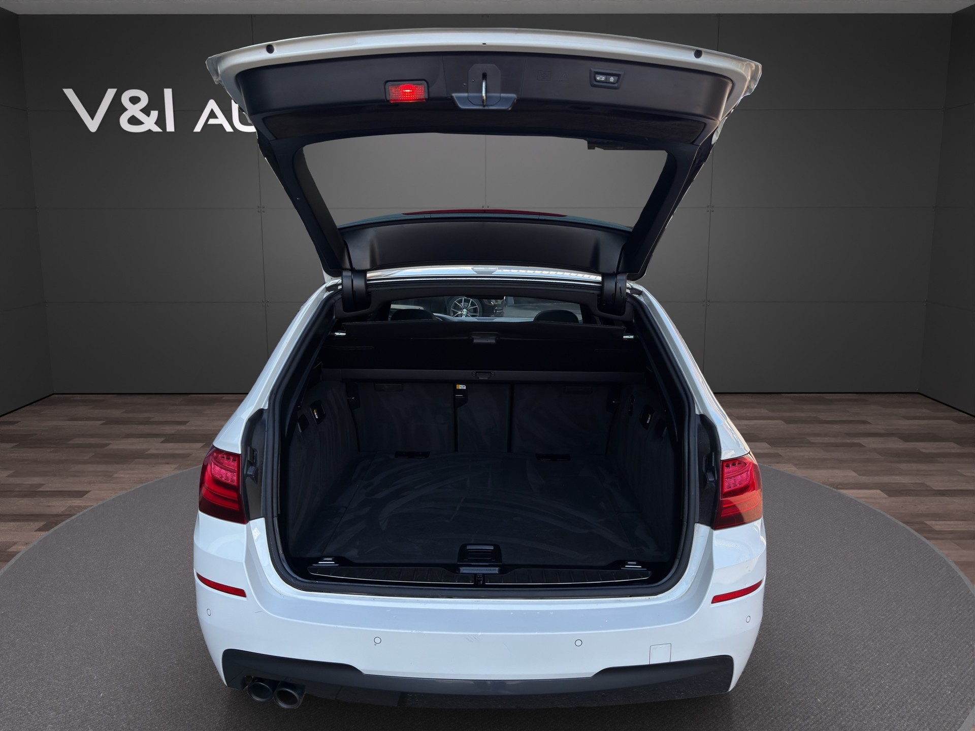 BMW 530d Touring xDrive Luxury Line Steptronic-image-22