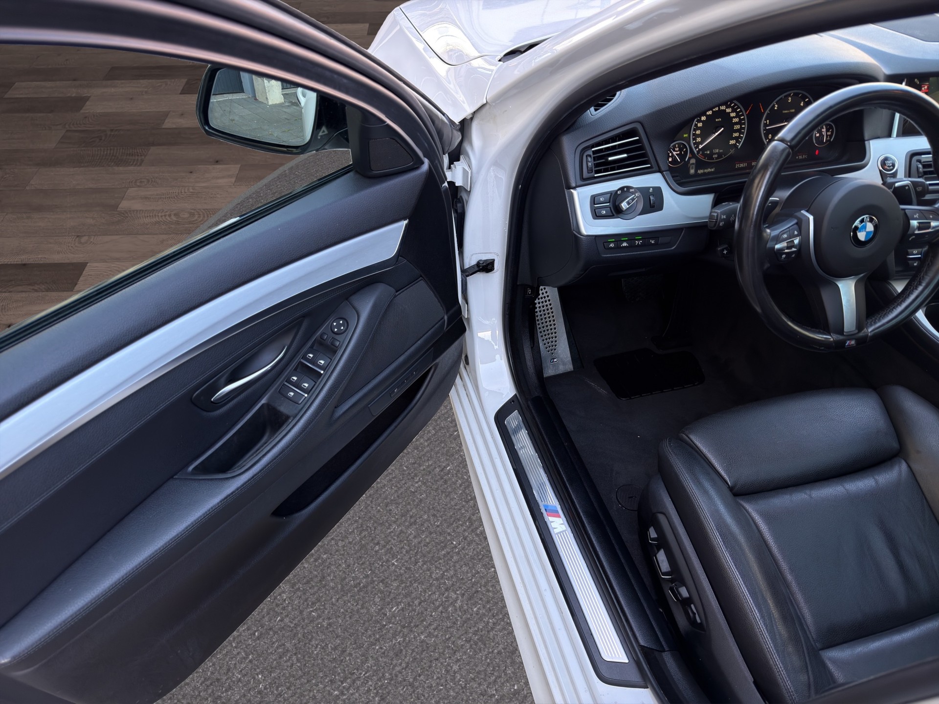 BMW 530d Touring xDrive Luxury Line Steptronic-image-18