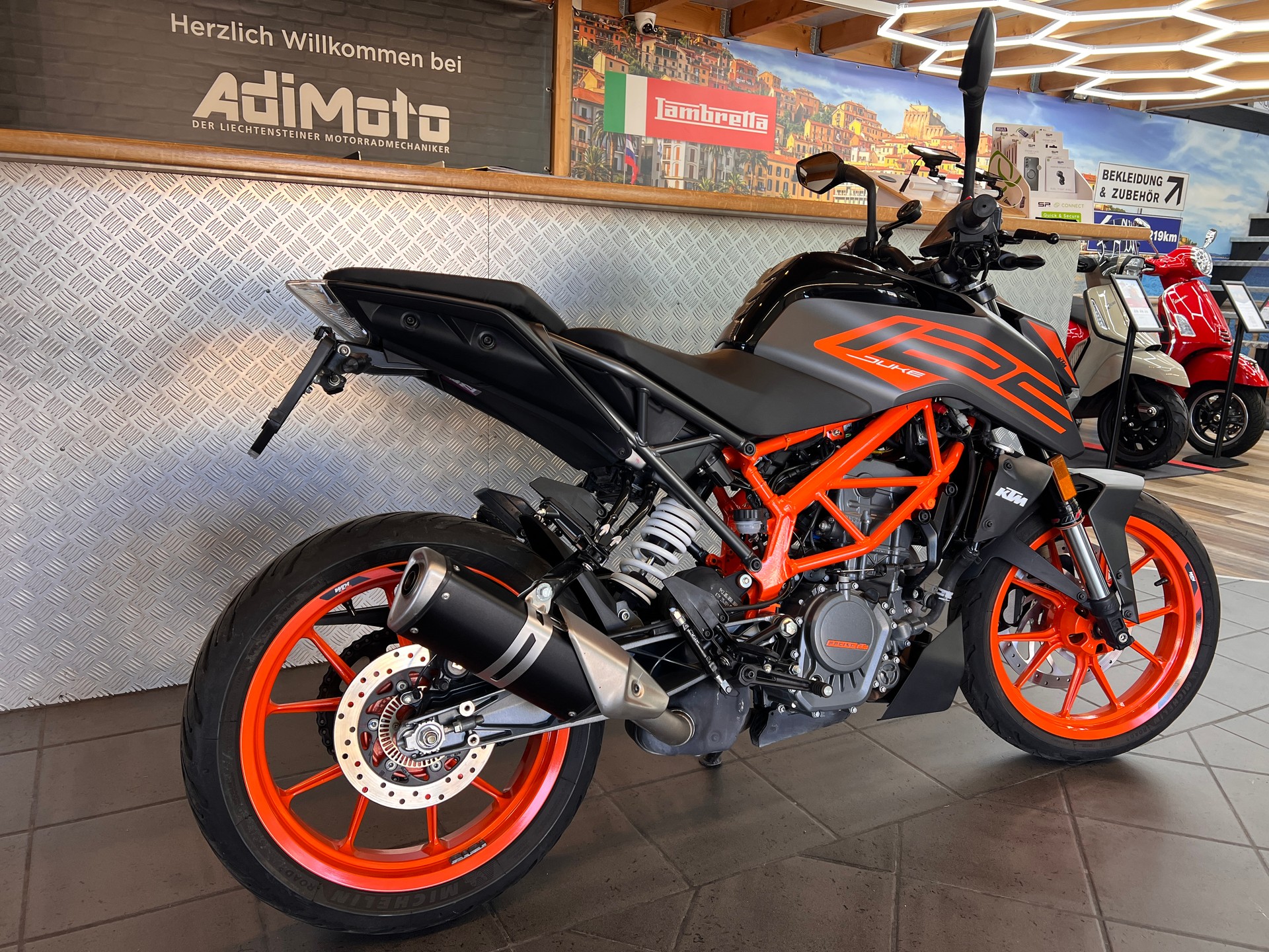 KTM 125 Duke-image-2