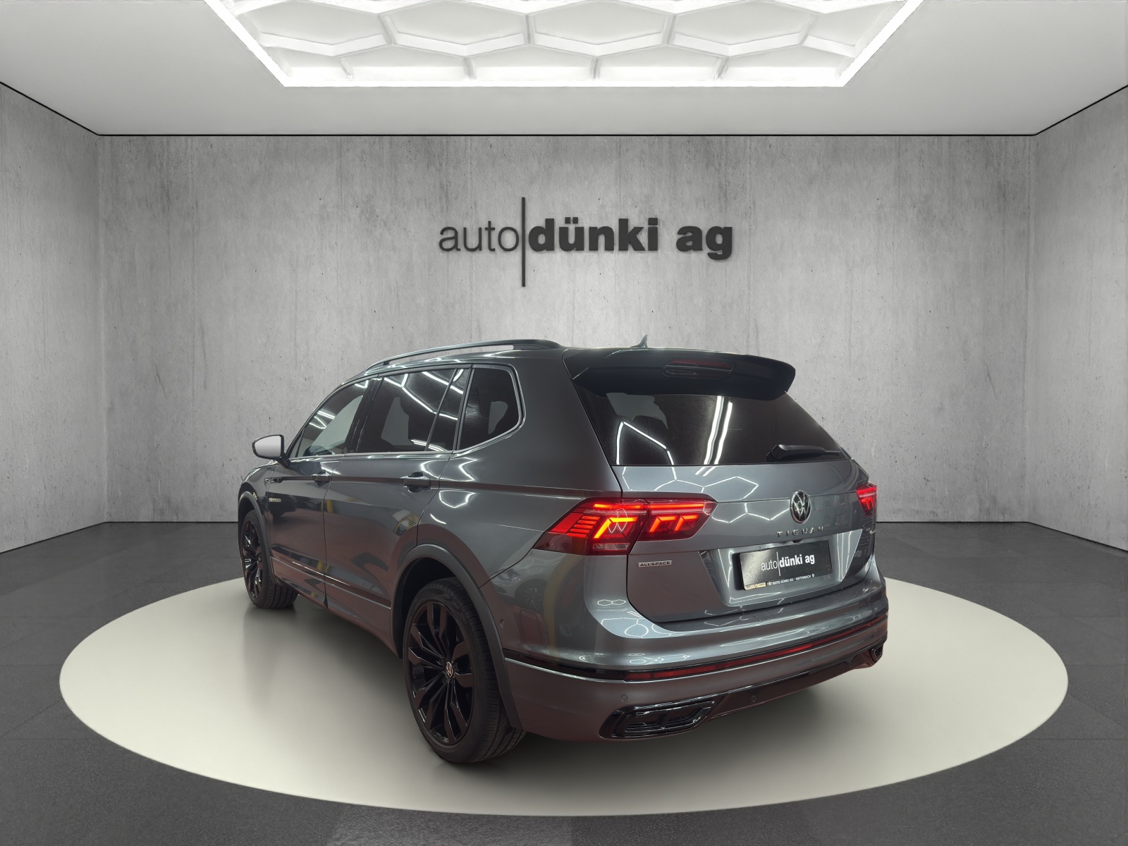 VW Tiguan Allspace 2.0TSI R-Line 4Motion DSG-image-2