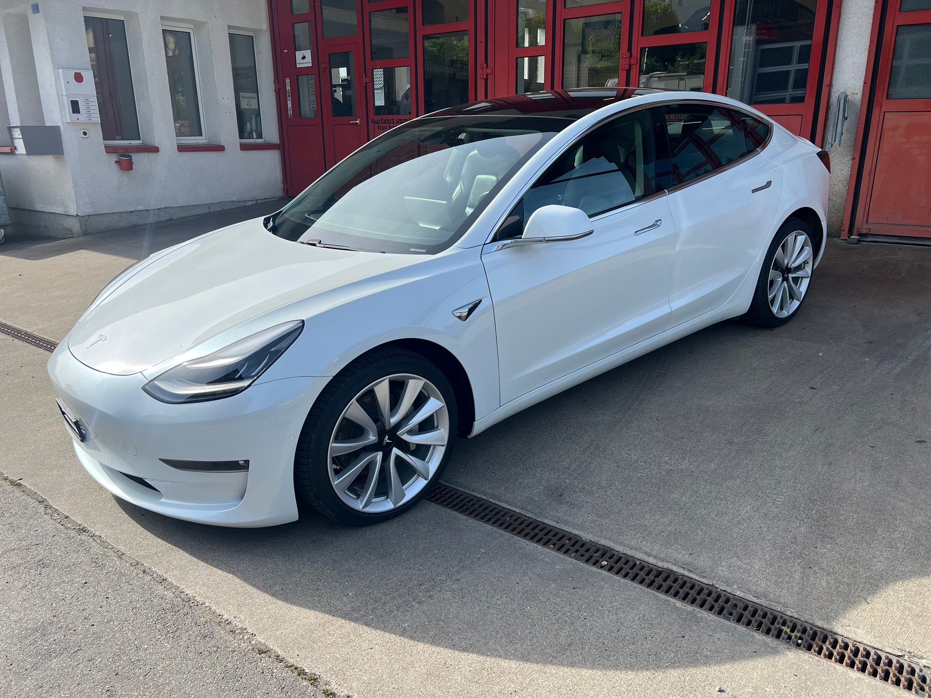 TESLA Model 3 Long Range Dual Motor AWD-showroom-element-1