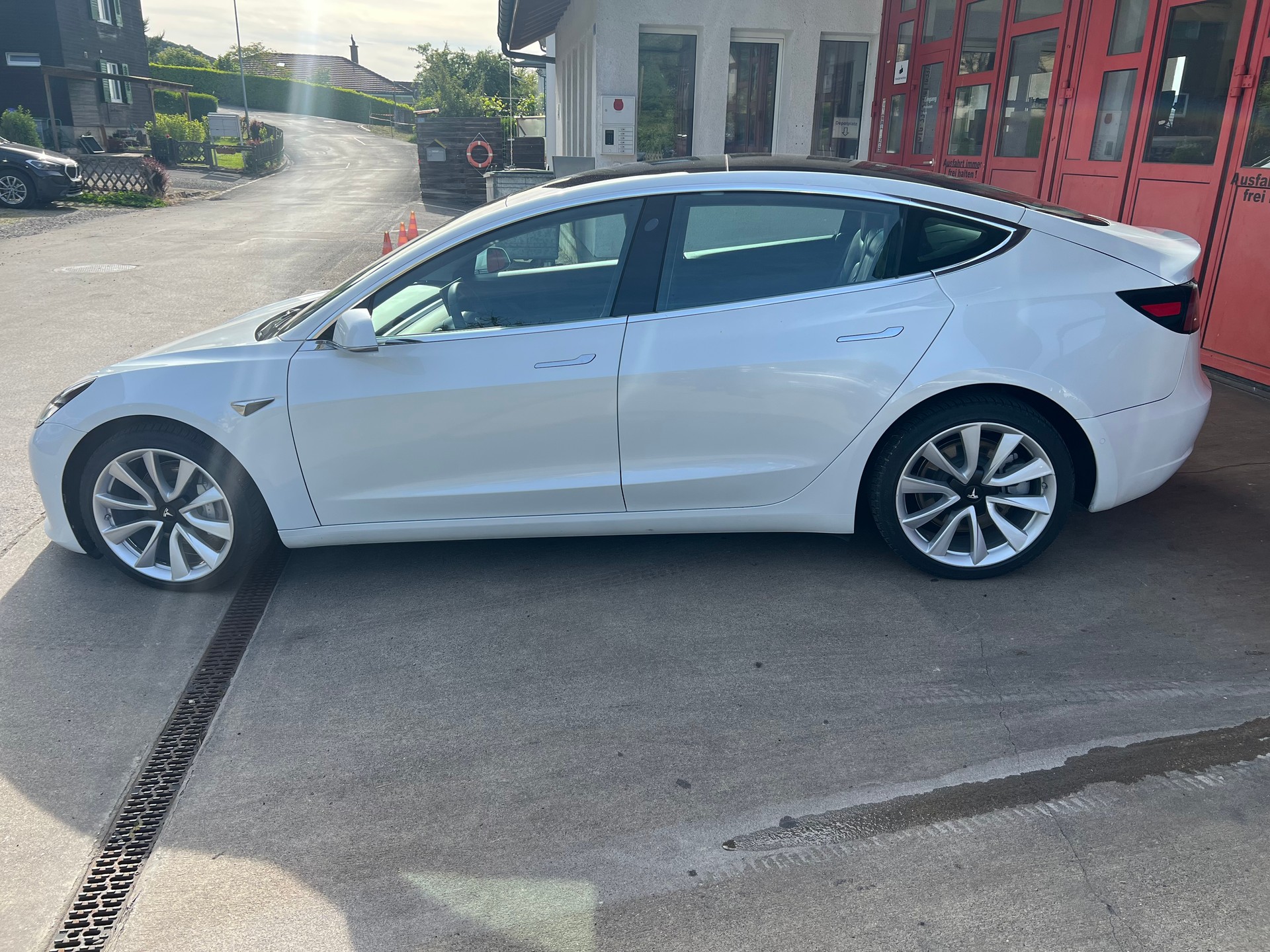 TESLA Model 3 Long Range Dual Motor AWD-showroom-element-2