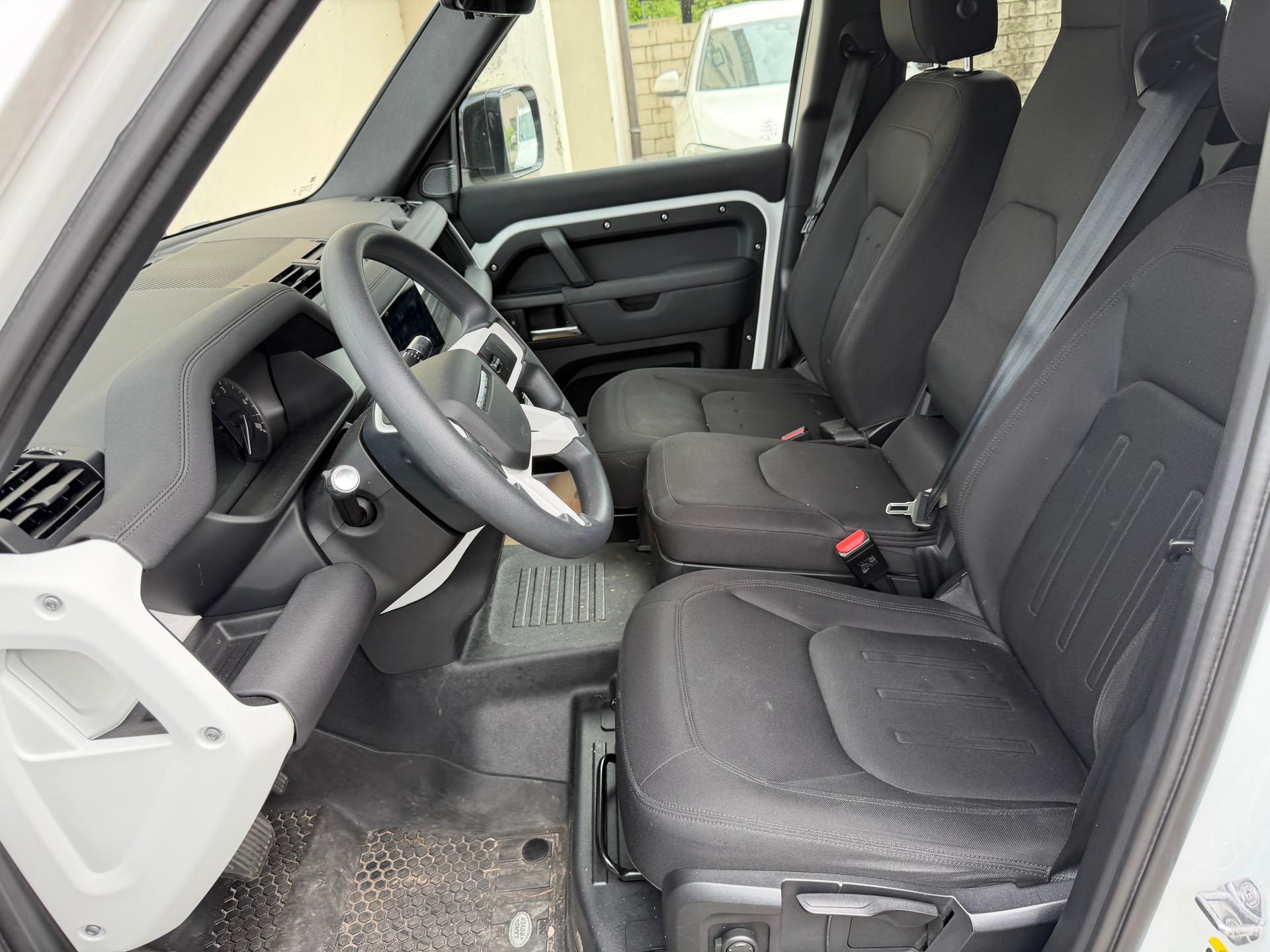 LAND ROVER Defender 110 D240 SD4 AT8-image-3