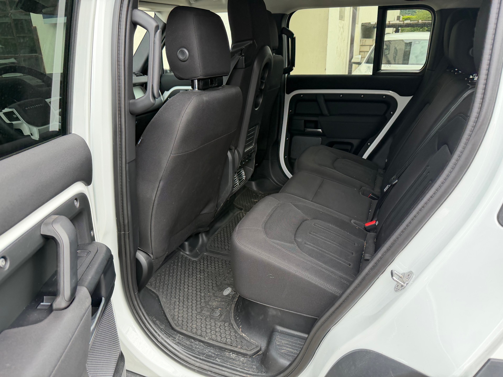 LAND ROVER Defender 110 D240 SD4 AT8-image-4