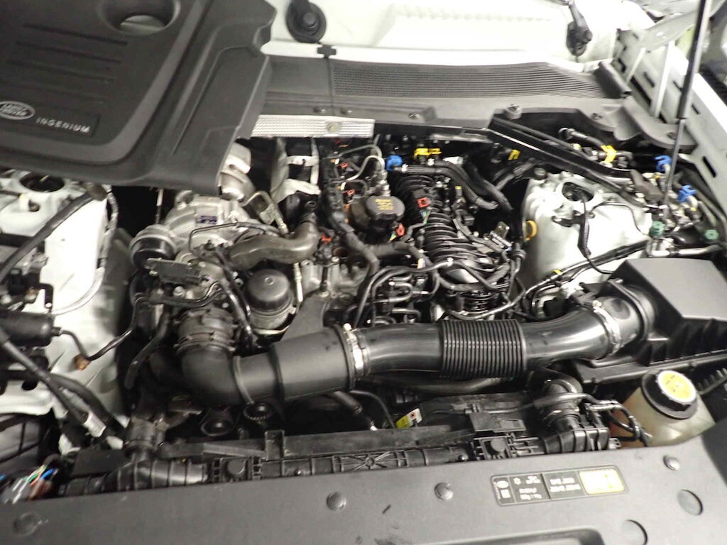 LAND ROVER Defender 110 D240 SD4 AT8-image-11