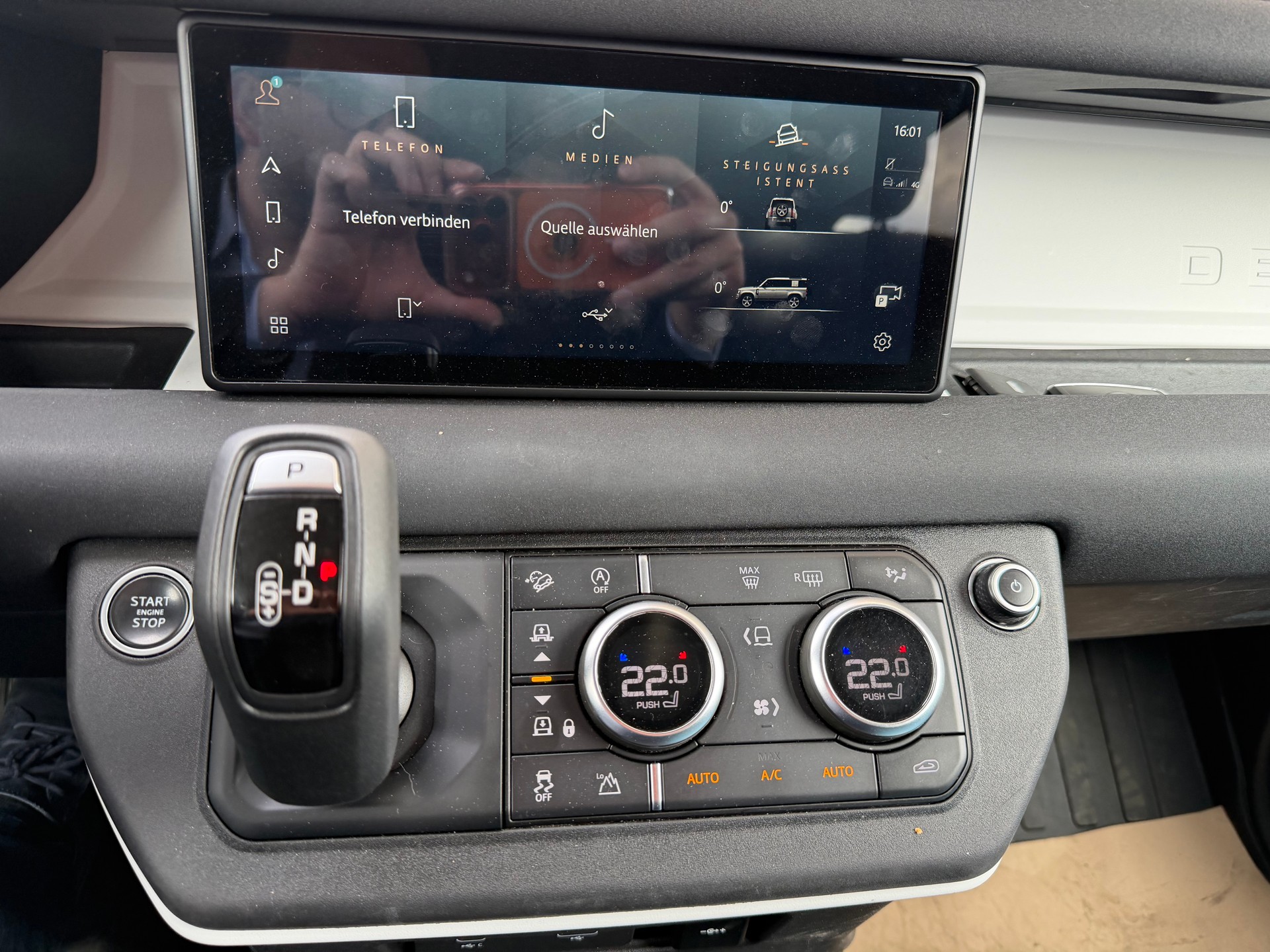 LAND ROVER Defender 110 D240 SD4 AT8-image-7