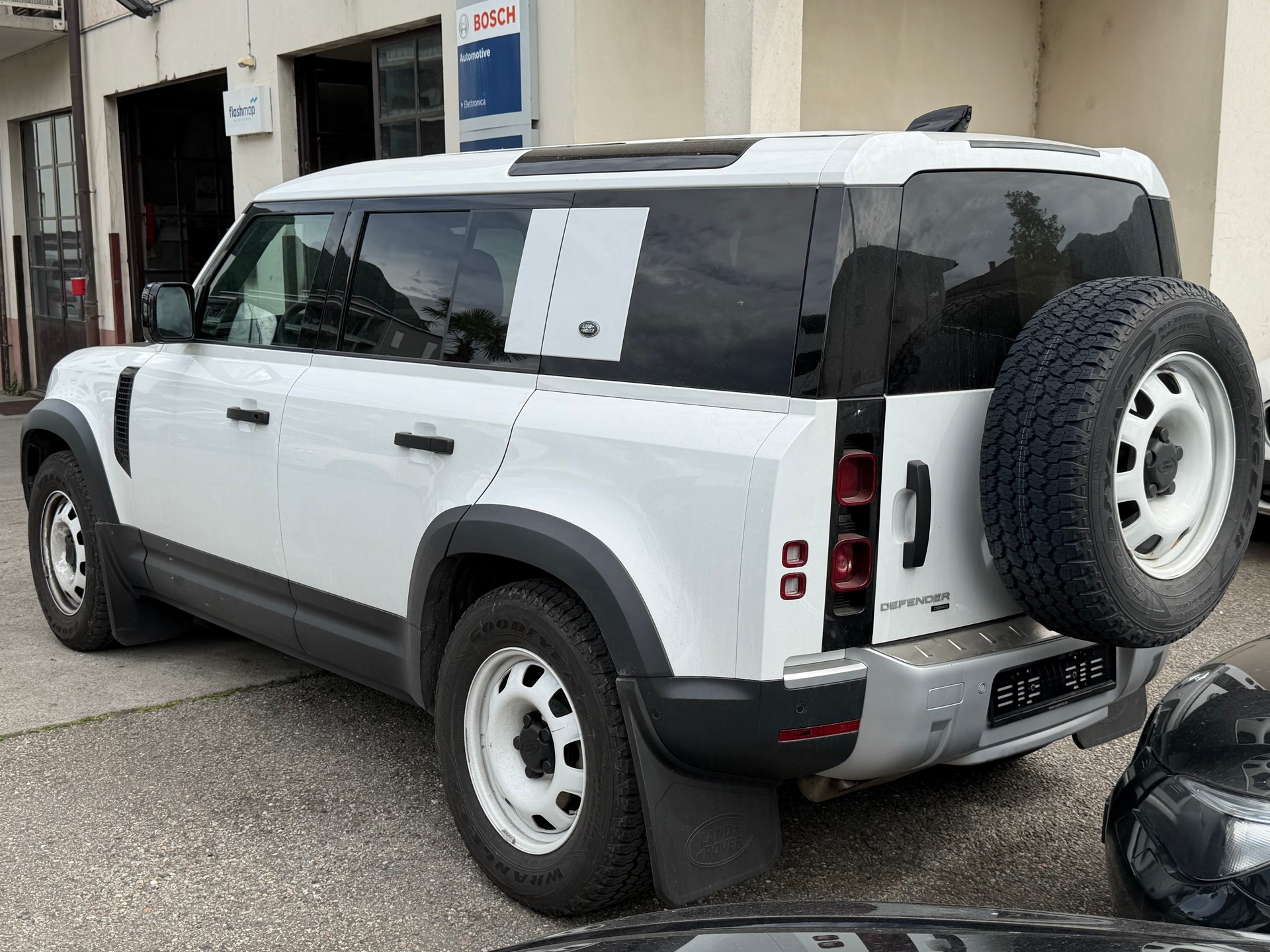 LAND ROVER Defender 110 D240 SD4 AT8-image-1