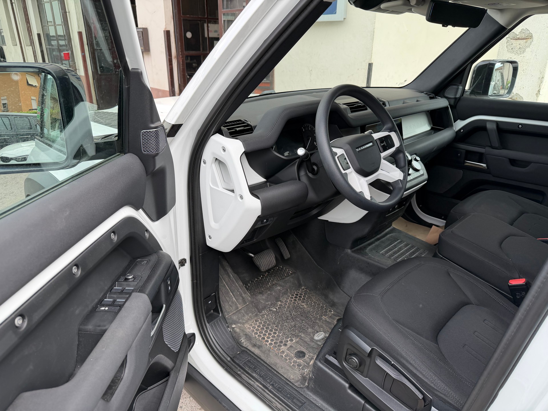 LAND ROVER Defender 110 D240 SD4 AT8-image-2