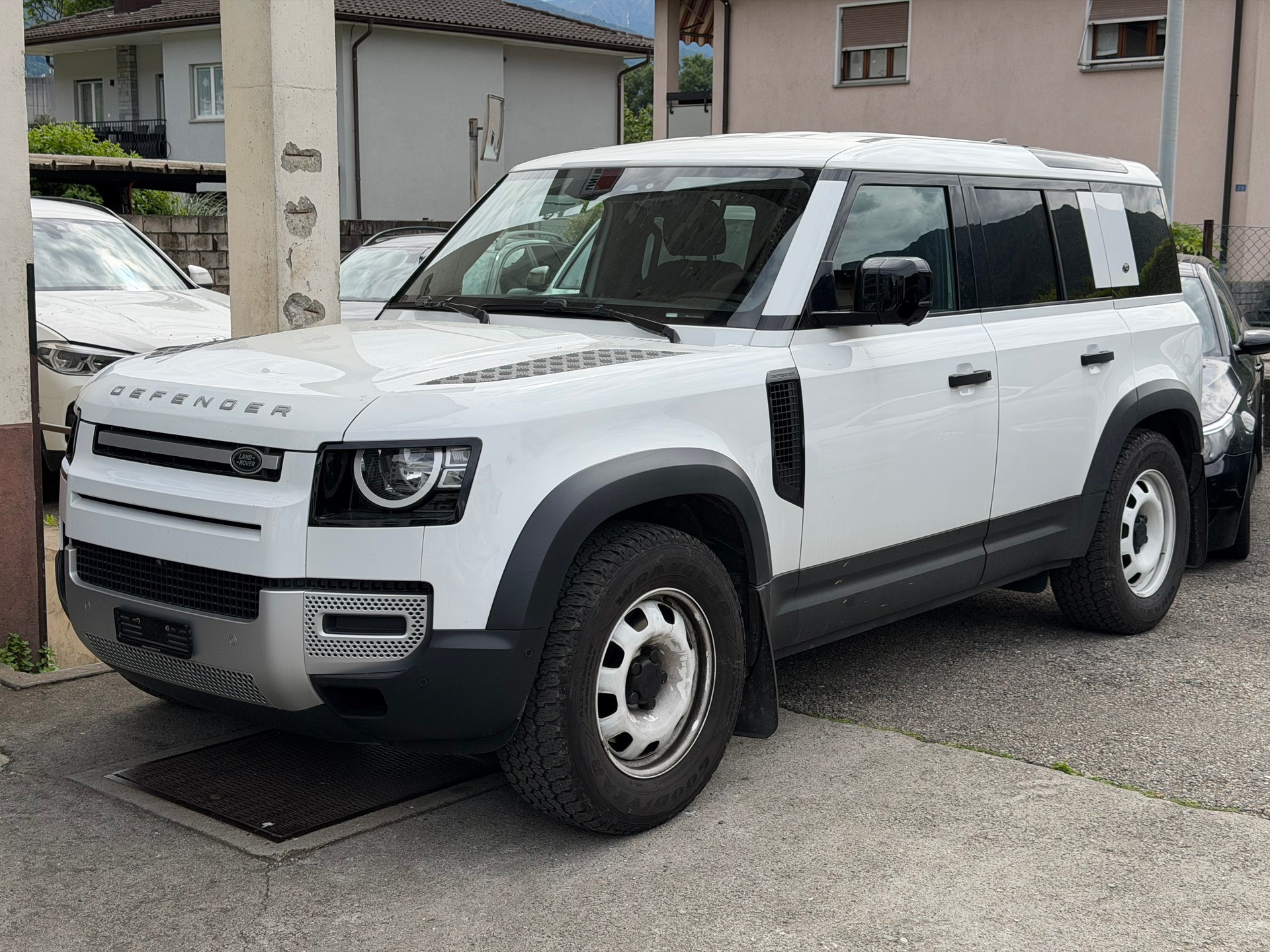 LAND ROVER Defender 110 D240 SD4 AT8-image-0