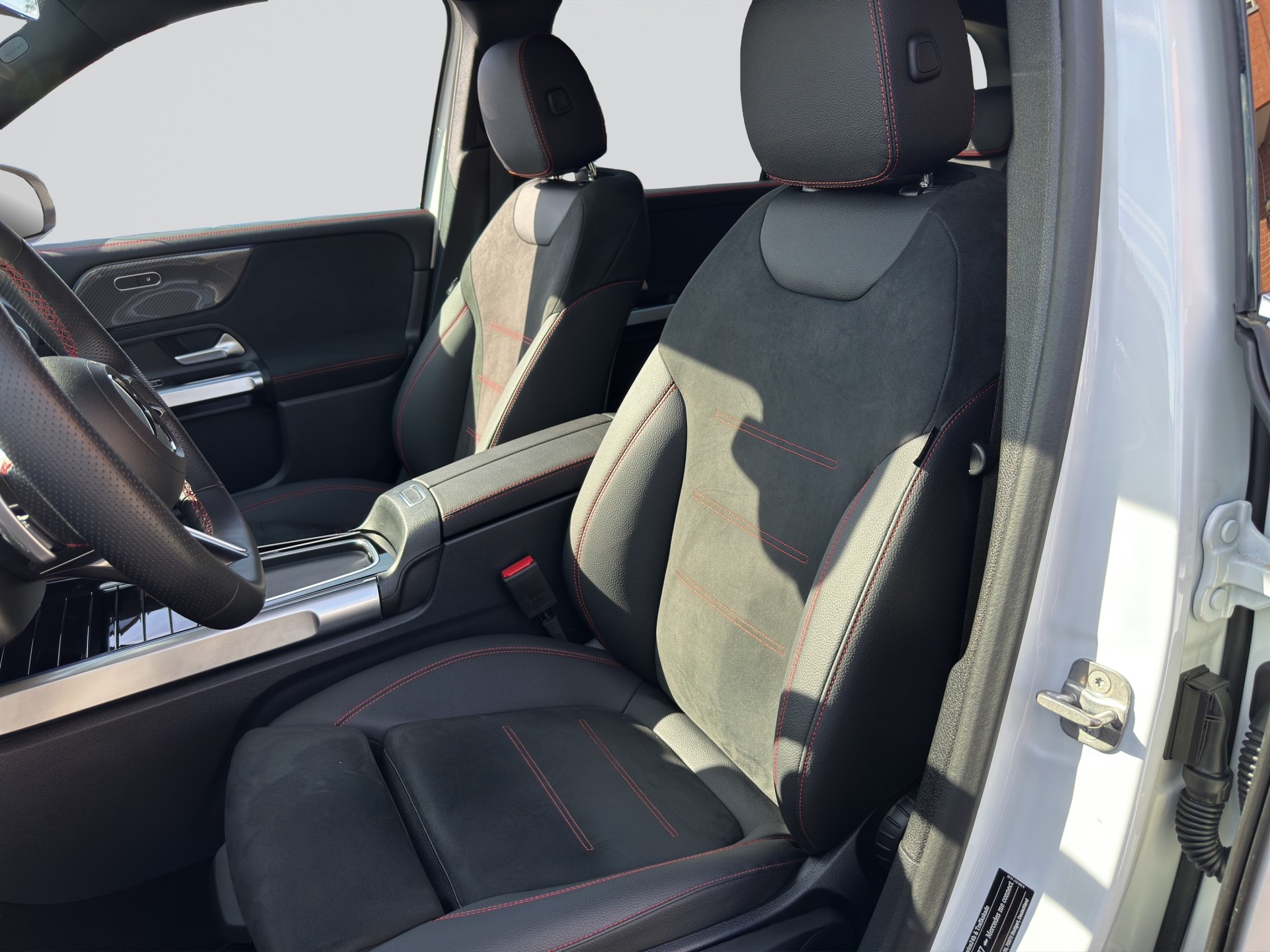 MERCEDES-BENZ GLB 200 d 8G-Tronic-image-5