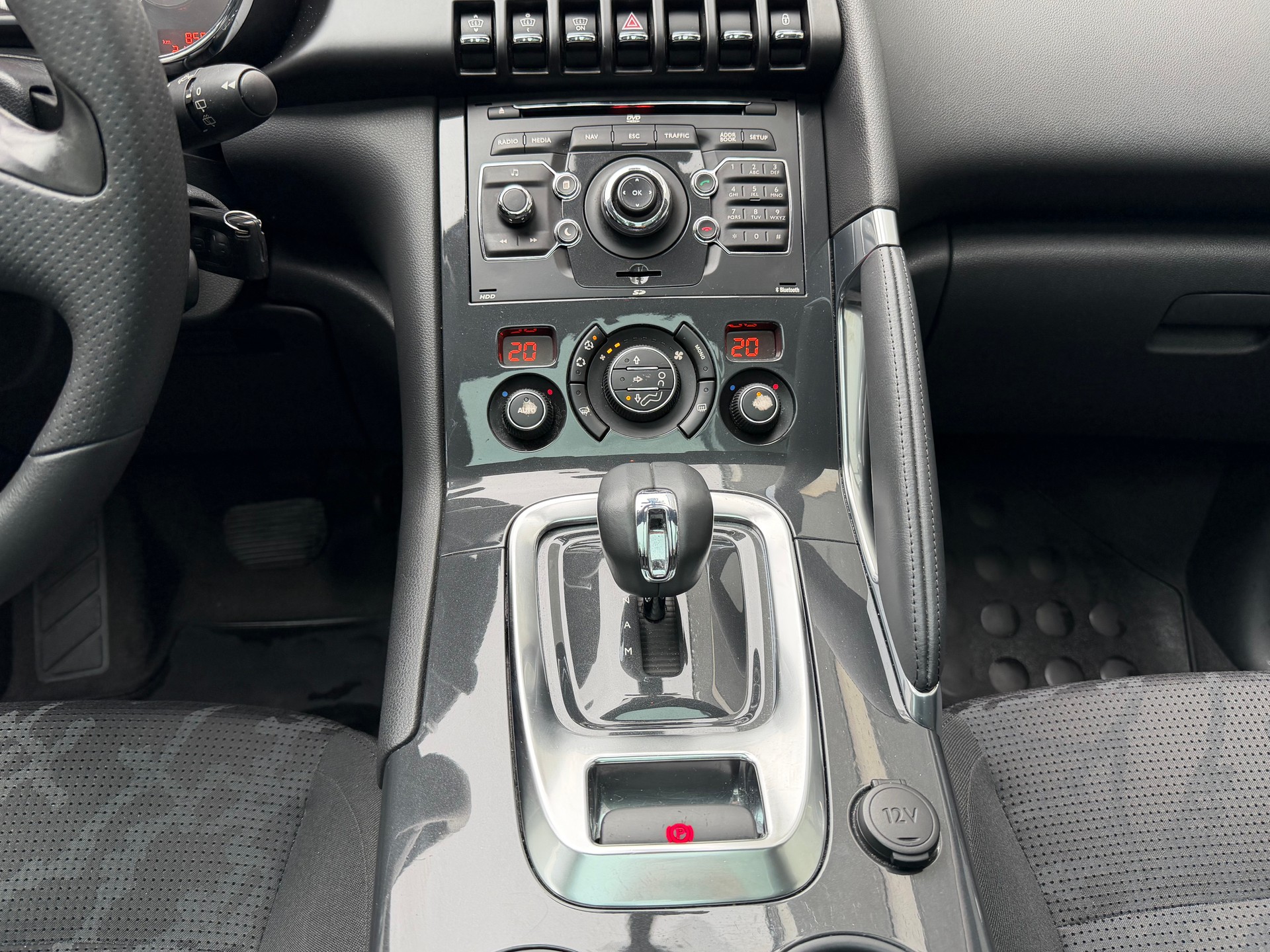 PEUGEOT 3008 HYbrid4 2.0 HDI EGS6-image-13