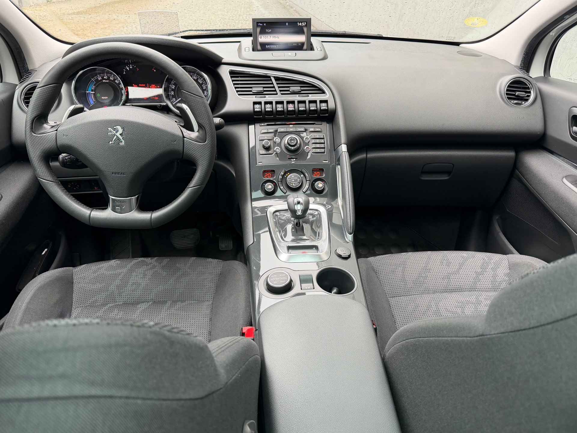 PEUGEOT 3008 HYbrid4 2.0 HDI EGS6-image-8
