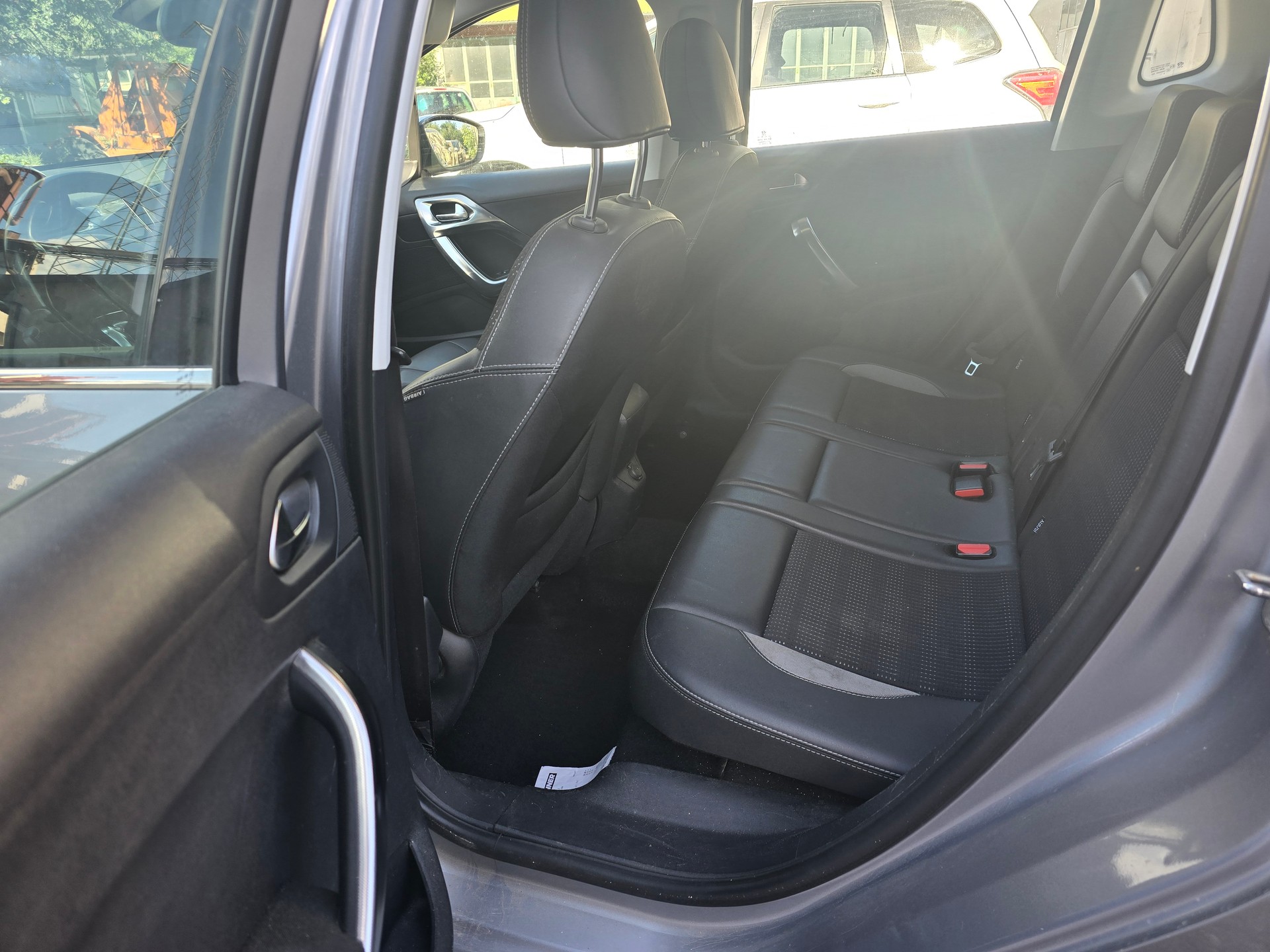 PEUGEOT 2008 1.6 BlueHDi Allure-image-6