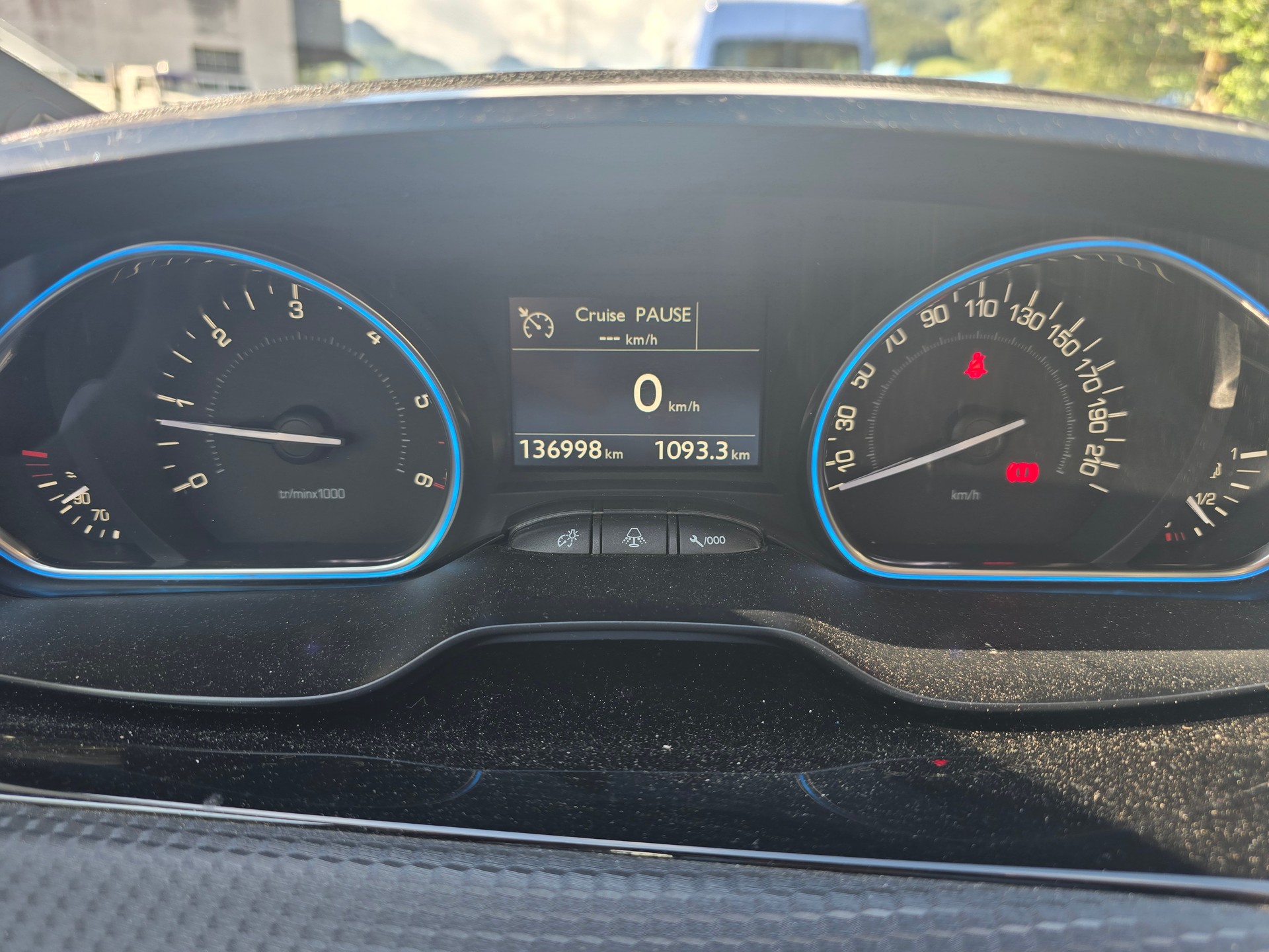 PEUGEOT 2008 1.6 BlueHDi Allure-image-9