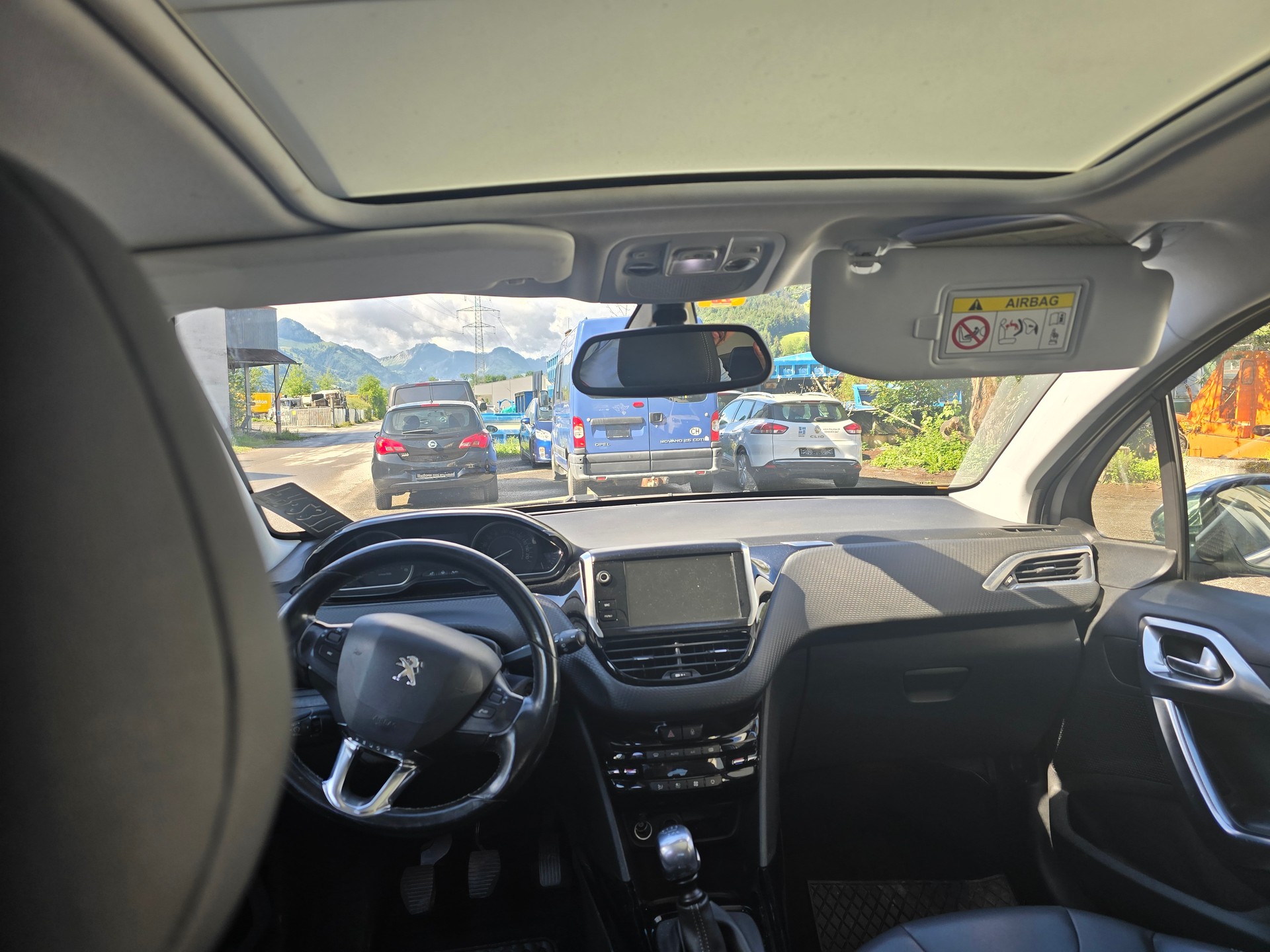 PEUGEOT 2008 1.6 BlueHDi Allure-image-7