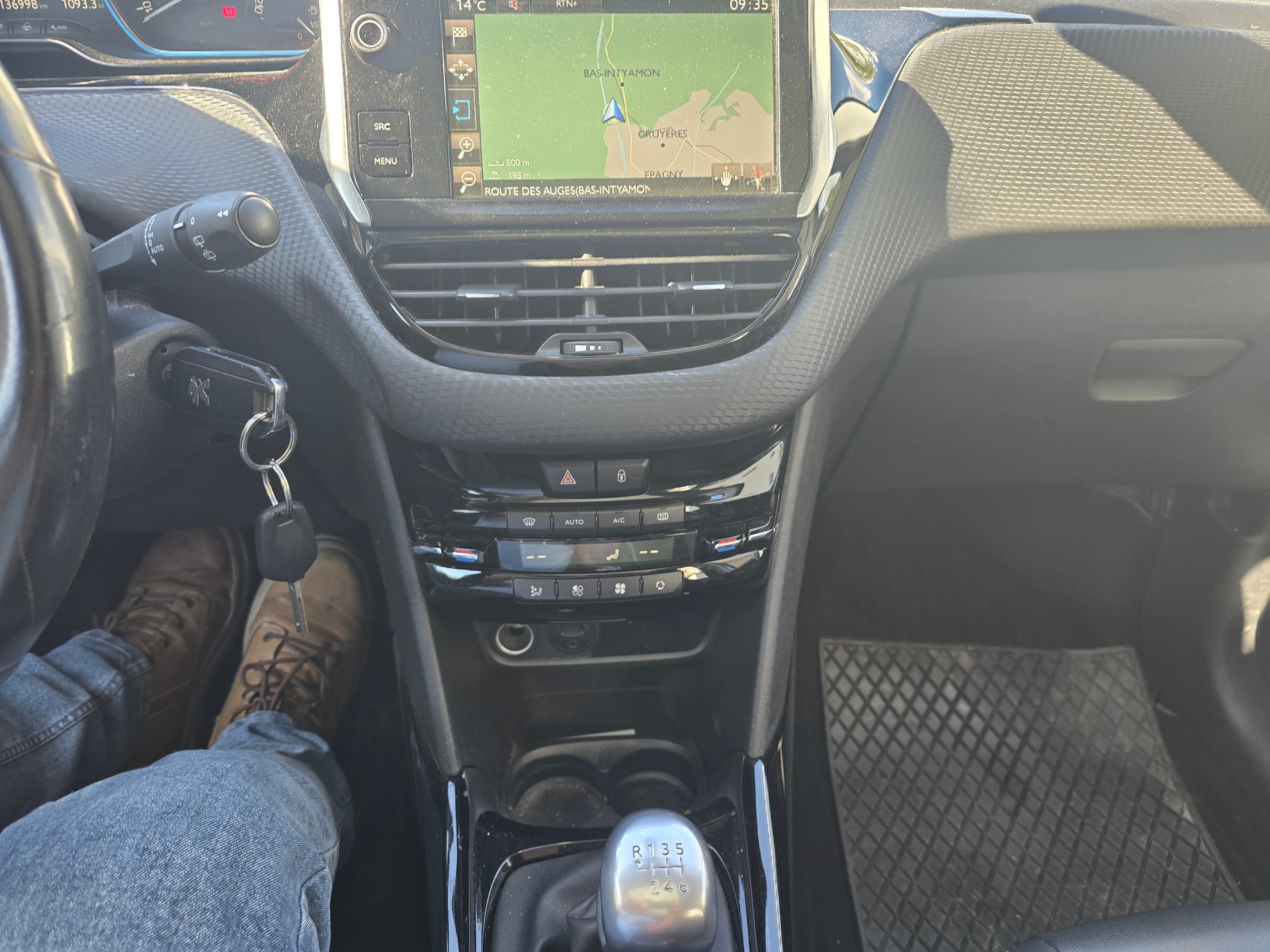 PEUGEOT 2008 1.6 BlueHDi Allure-image-10