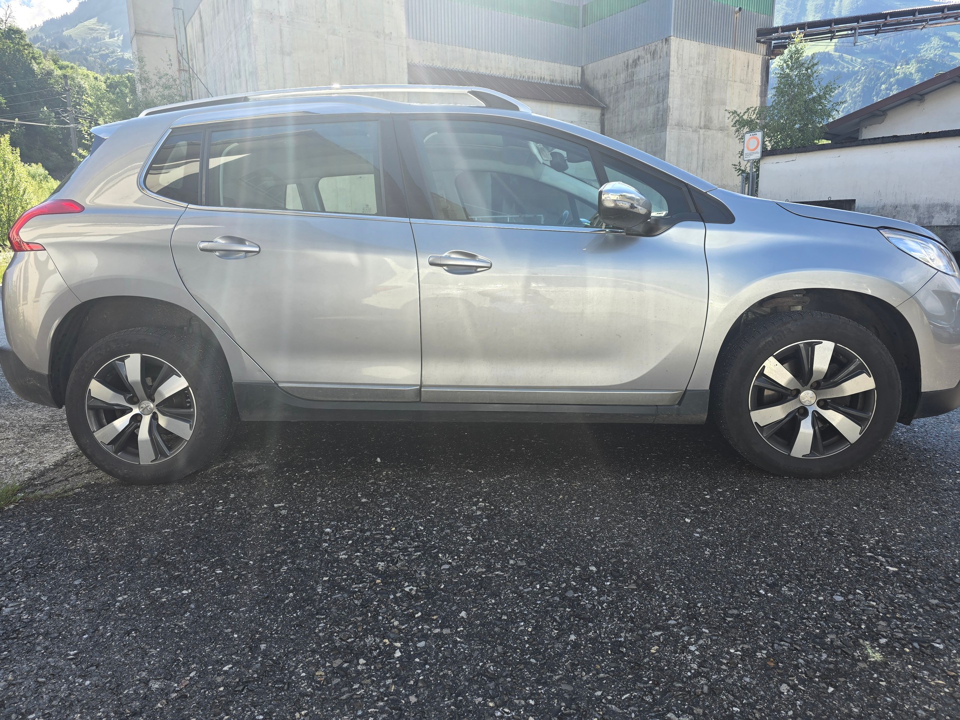 PEUGEOT 2008 1.6 BlueHDi Allure-image-4
