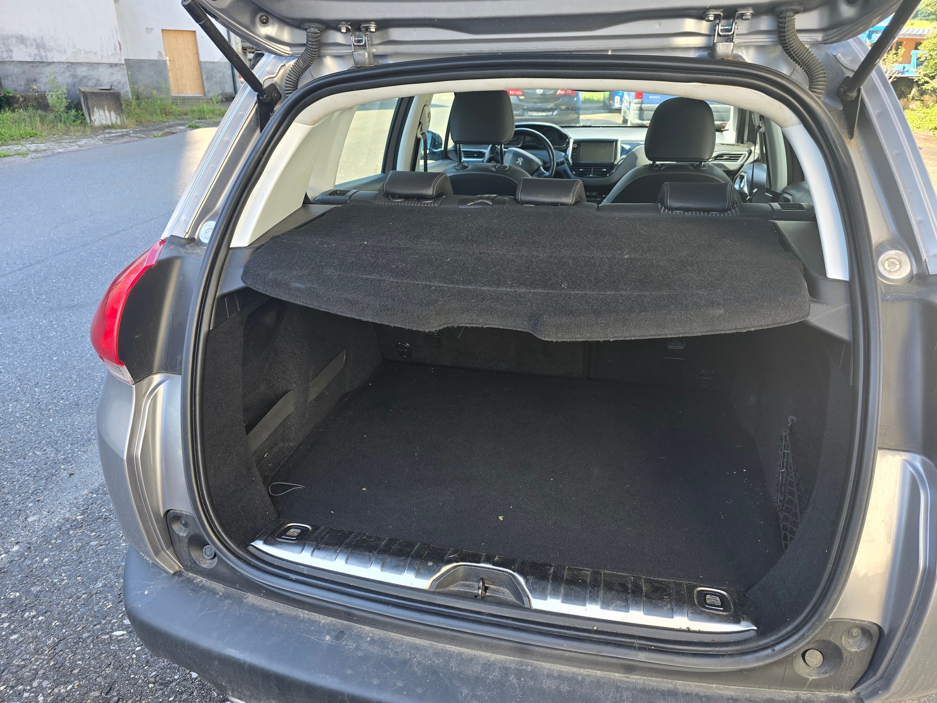 PEUGEOT 2008 1.6 BlueHDi Allure-image-5