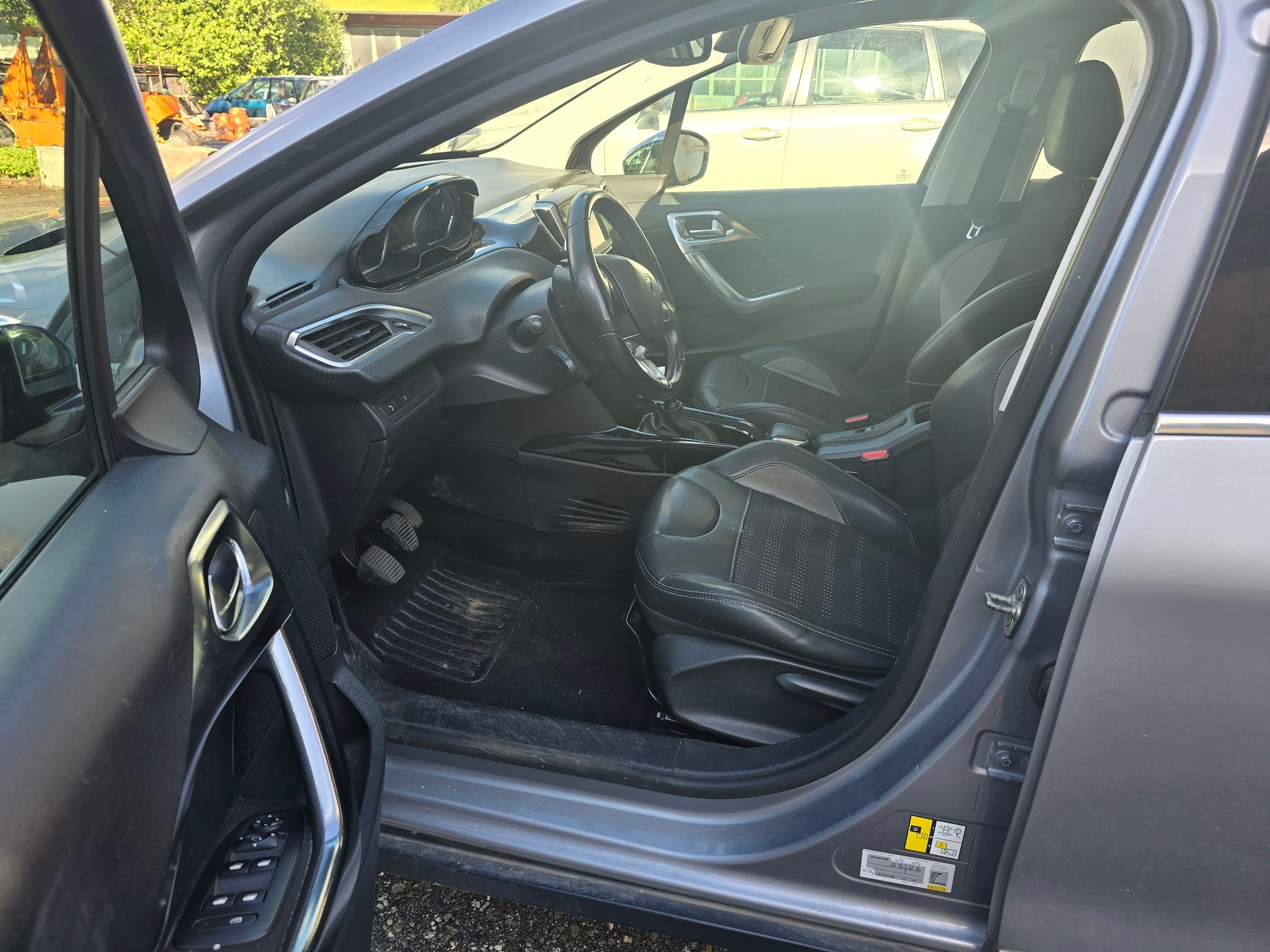 PEUGEOT 2008 1.6 BlueHDi Allure-image-8
