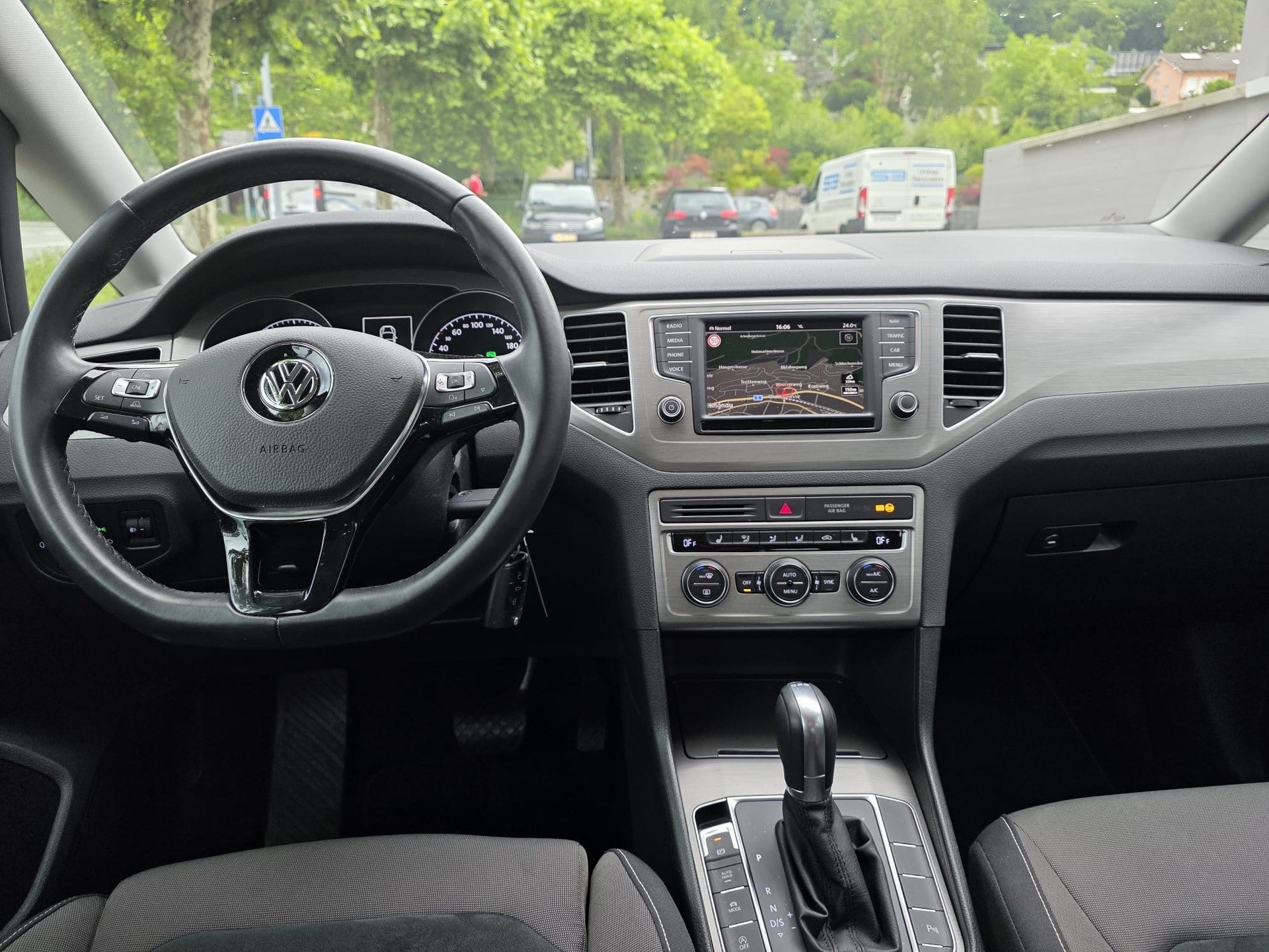 VW Golf Sportsvan 1.4 TSI Highline DSG-image-7