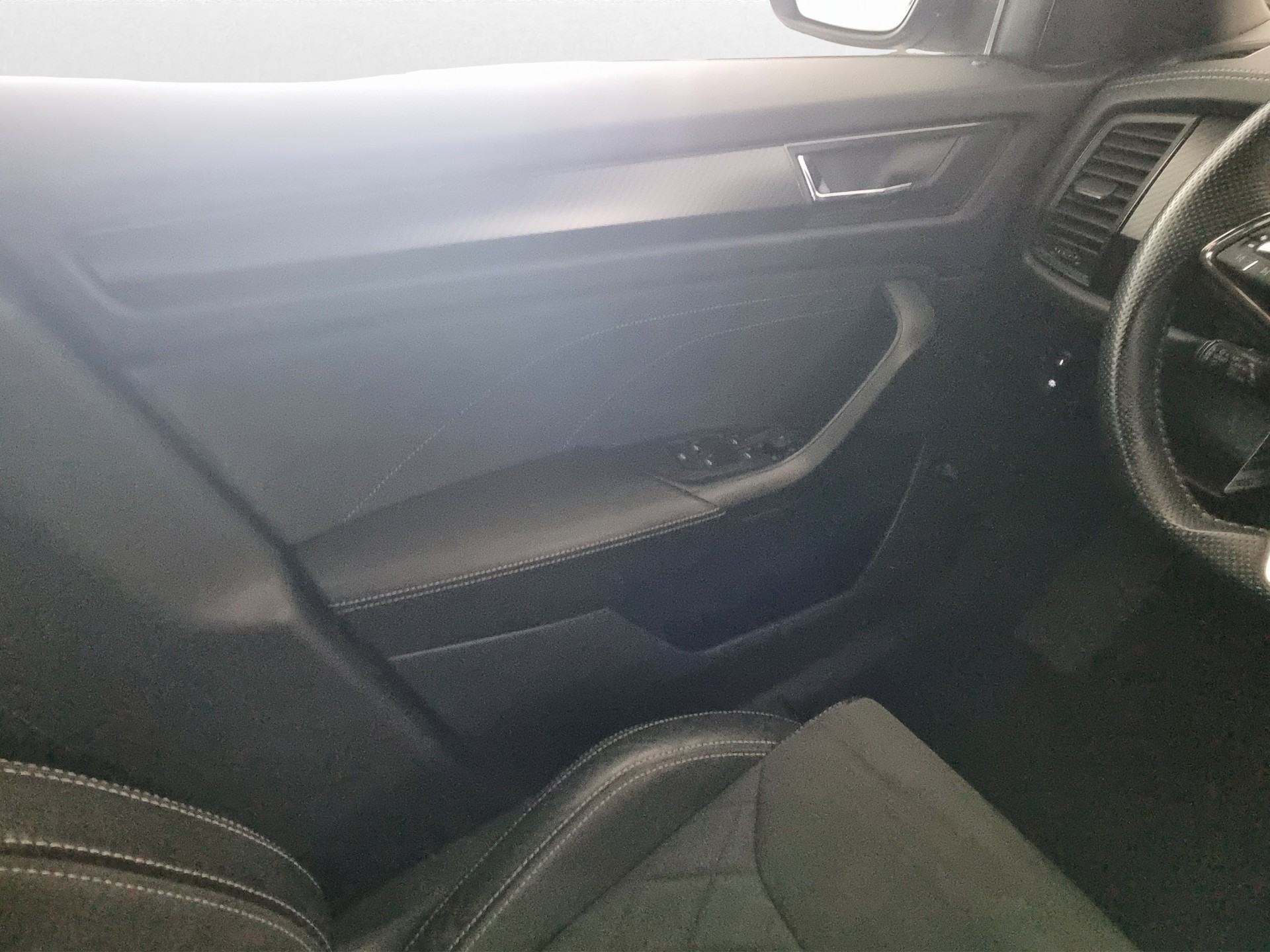 SKODA Kodiaq 2.0 TDI SportLine DSG 4x4-image-11