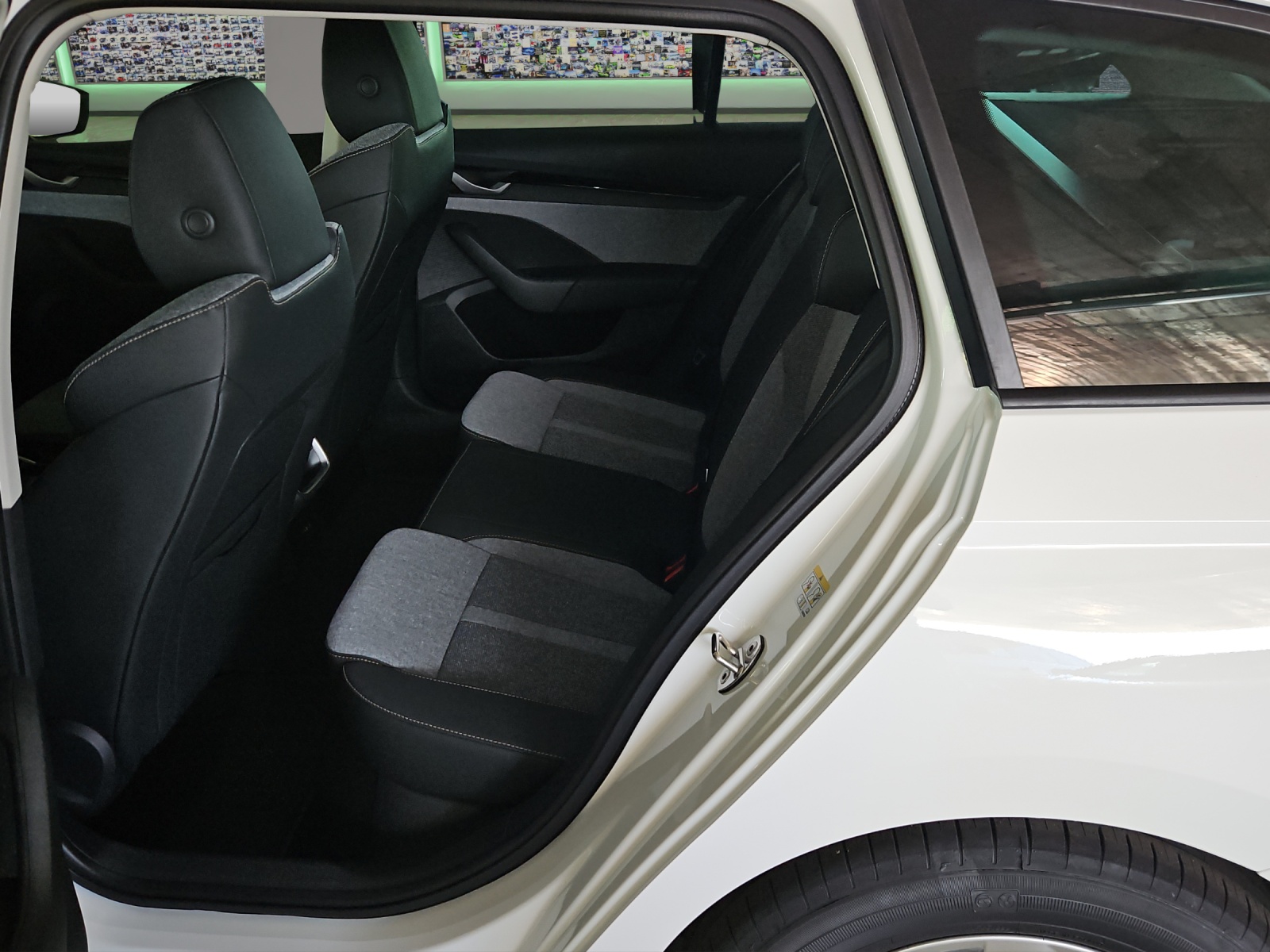SKODA Octavia Combi 2.0 TDI DSG Selection-image-9