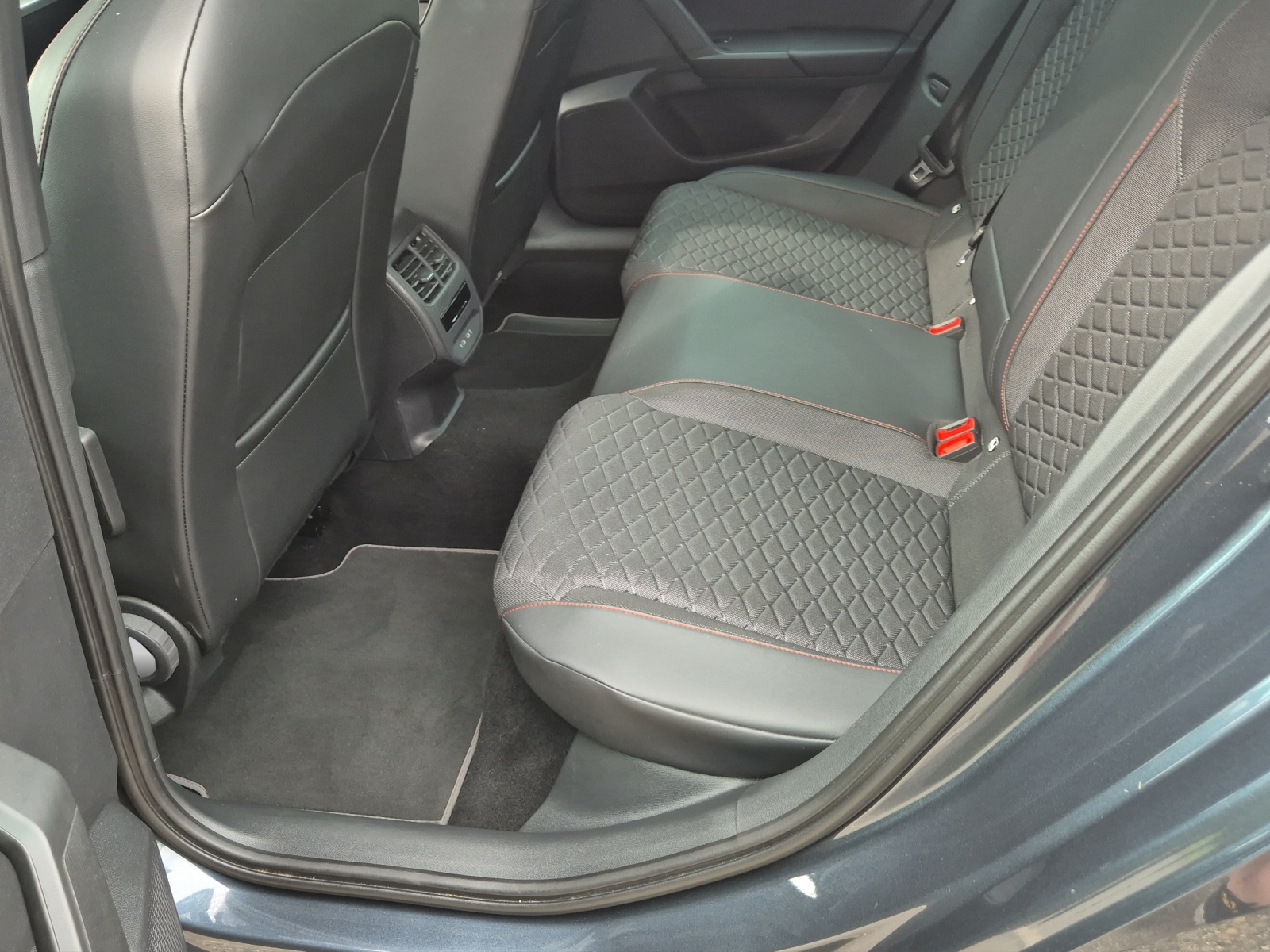 SEAT Leon ST 1.5 eHybrid pHEV DSG FR-image-12