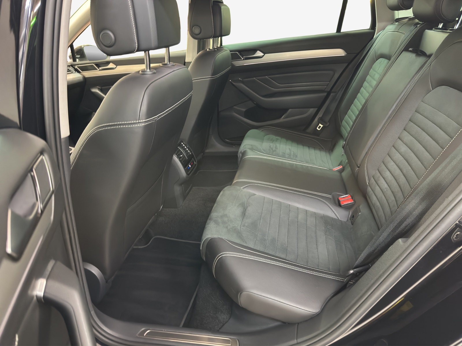 VW Passat 2.0 TDI BMT Elegance 4Motion DSG-image-11