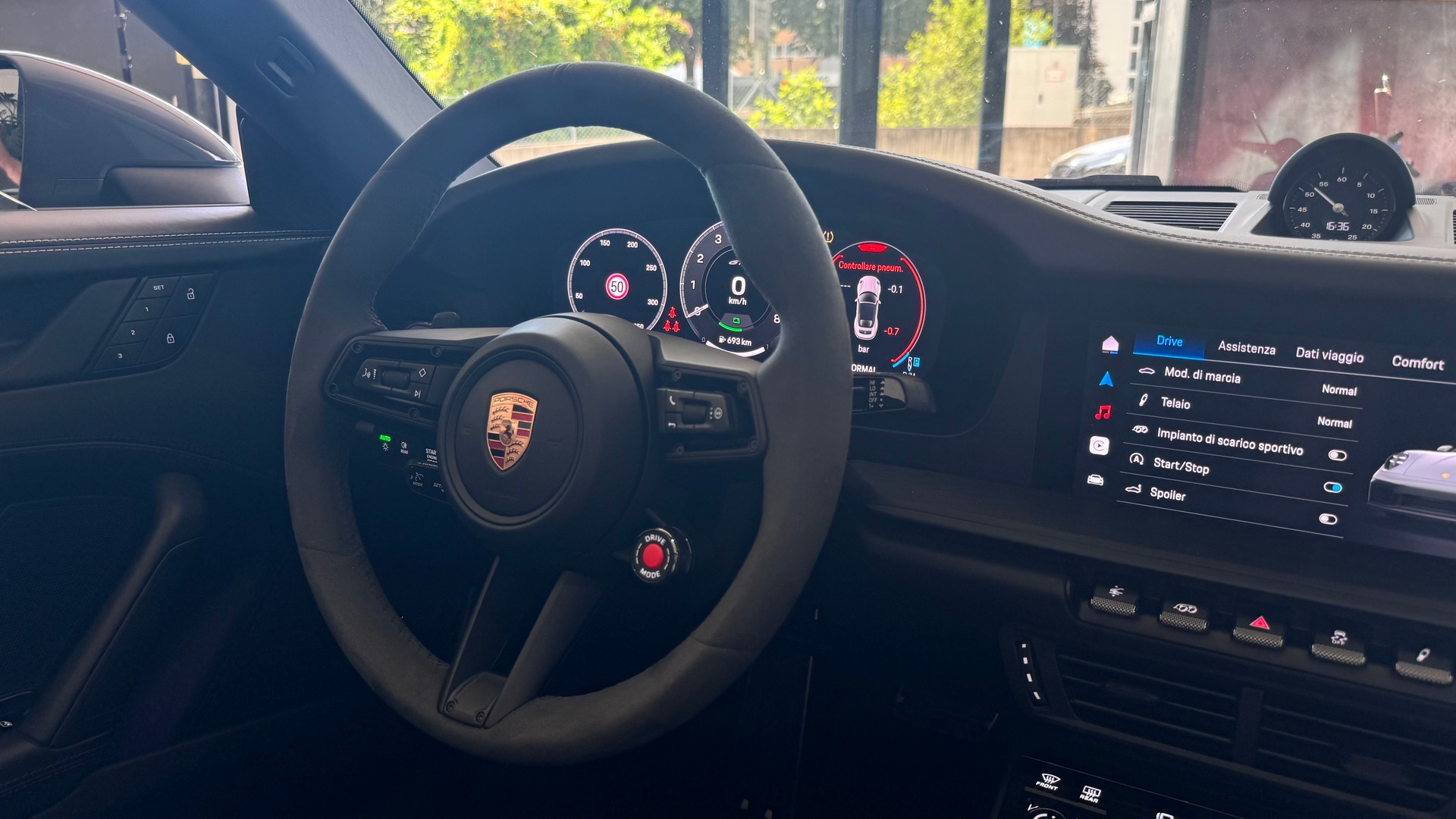 PORSCHE 911 Carrera 4 GTS Cabriolet-image-13