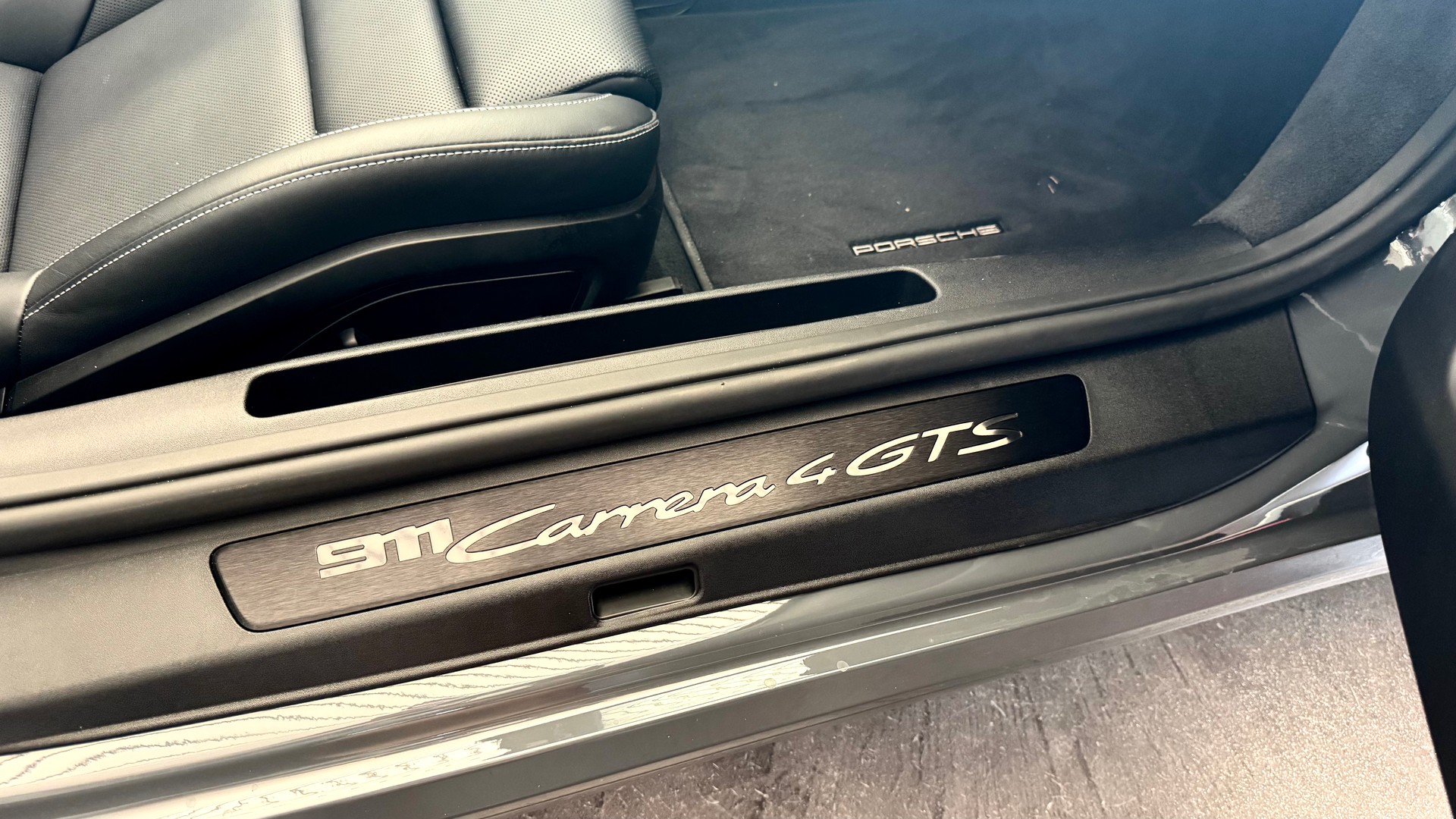 PORSCHE 911 Carrera 4 GTS Cabriolet-image-15
