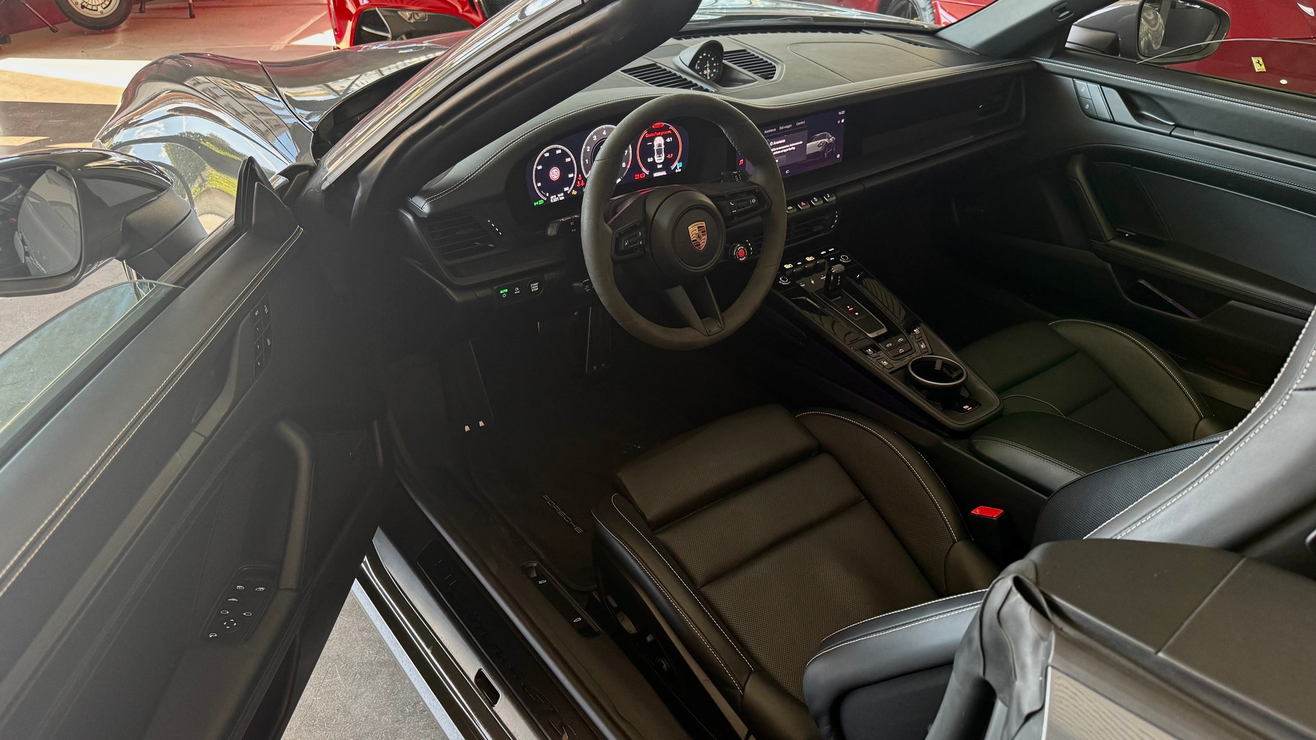 PORSCHE 911 Carrera 4 GTS Cabriolet-image-6