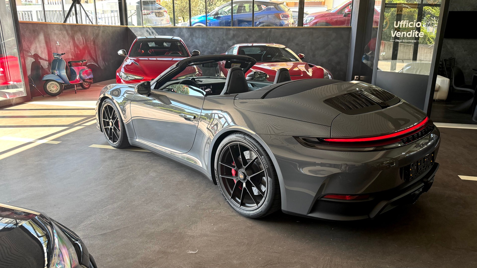 PORSCHE 911 Carrera 4 GTS Cabriolet-image-3