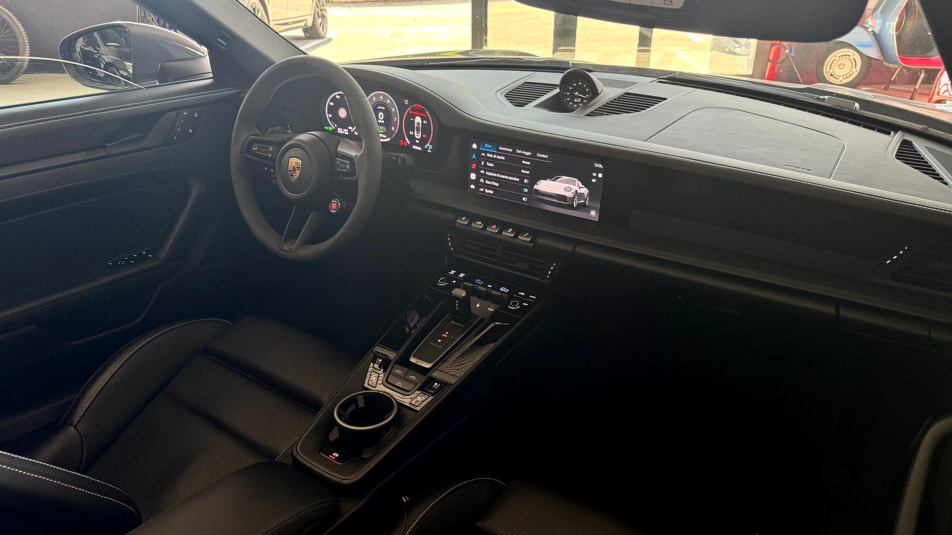PORSCHE 911 Carrera 4 GTS Cabriolet-image-12