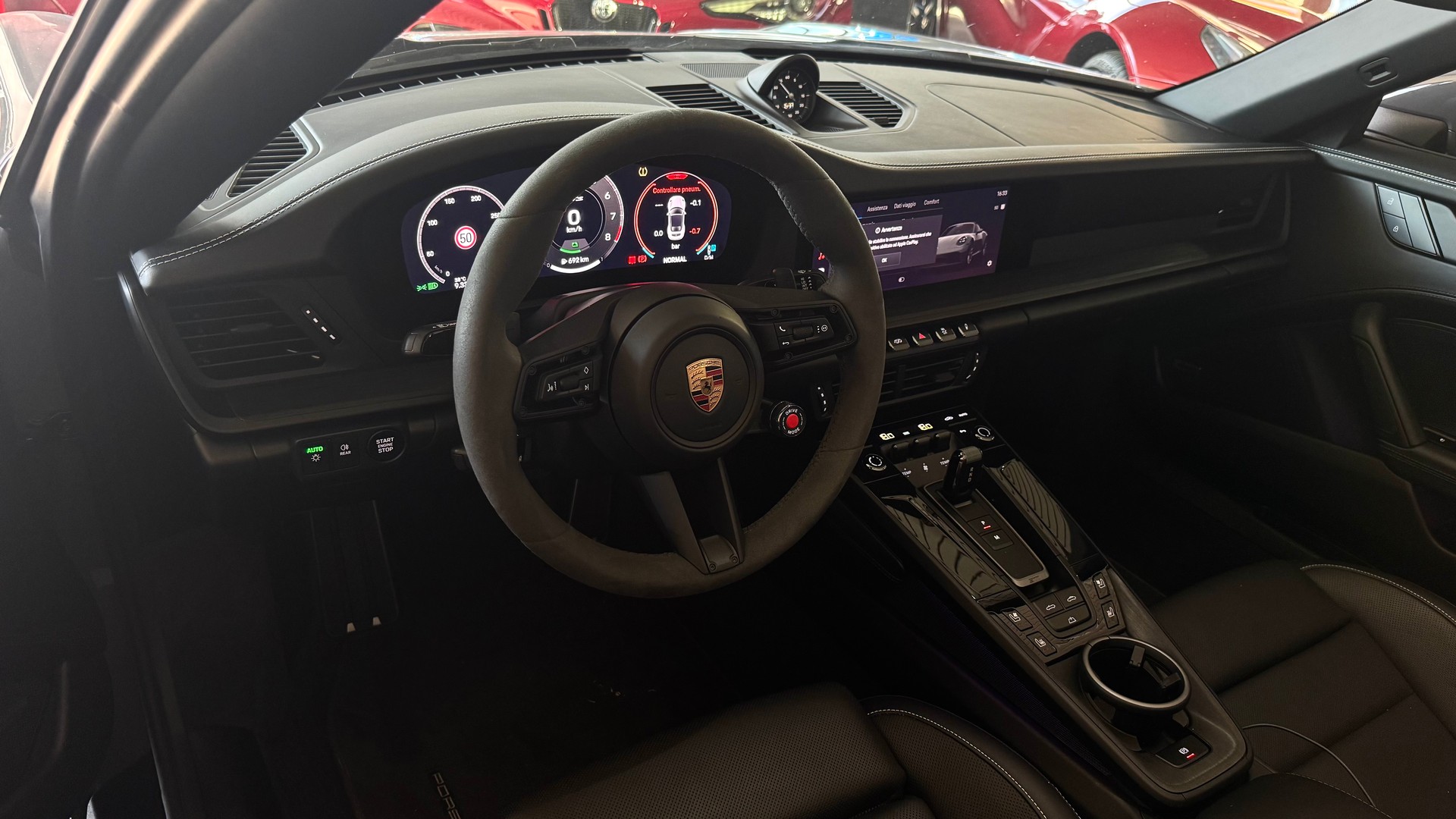 PORSCHE 911 Carrera 4 GTS Cabriolet-image-7