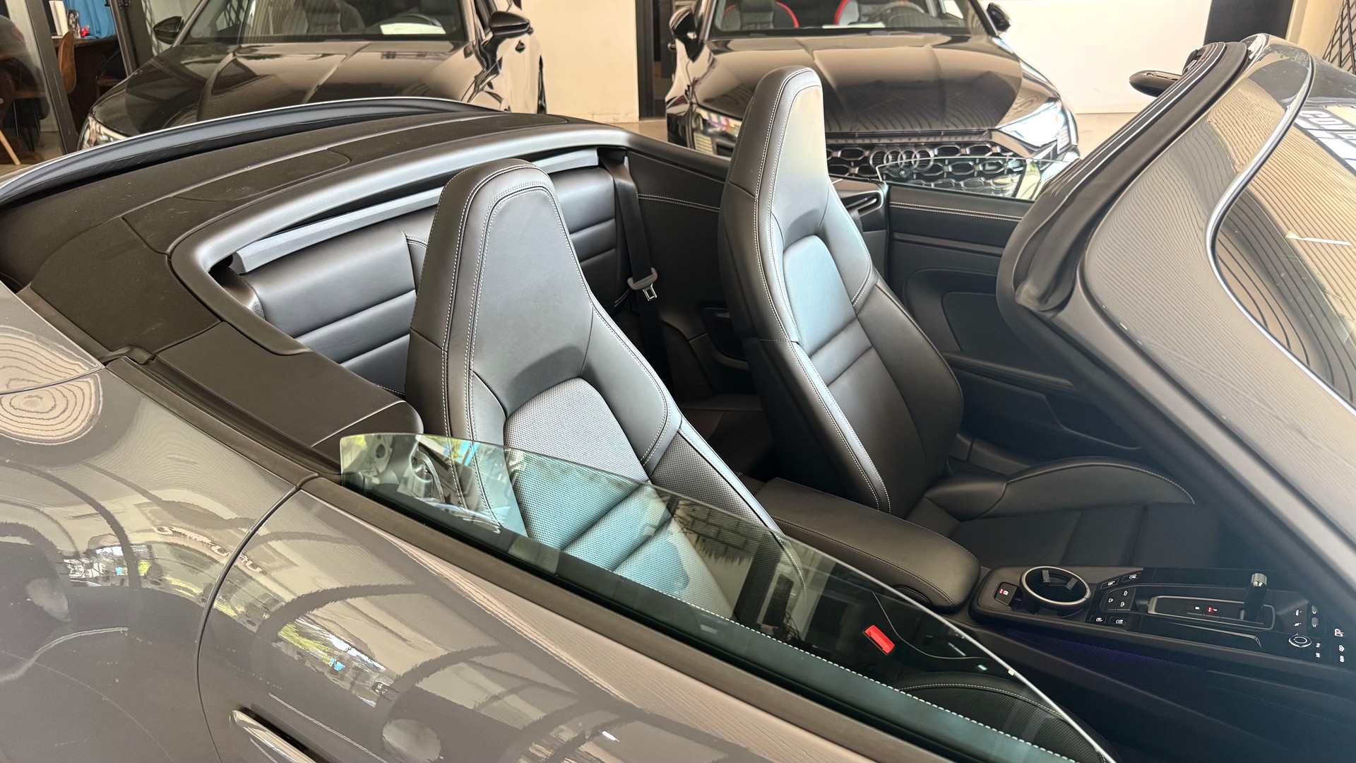 PORSCHE 911 Carrera 4 GTS Cabriolet-image-11