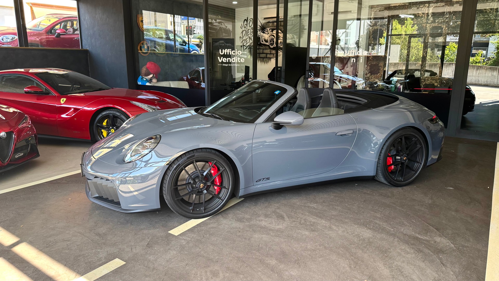 PORSCHE 911 Carrera 4 GTS Cabriolet-image-2