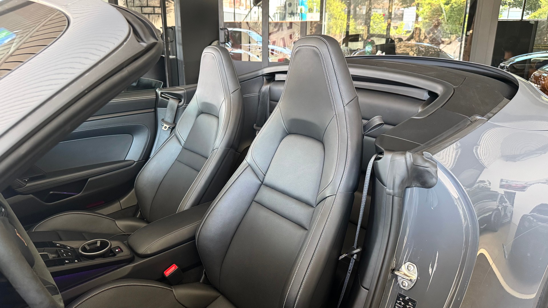 PORSCHE 911 Carrera 4 GTS Cabriolet-image-10